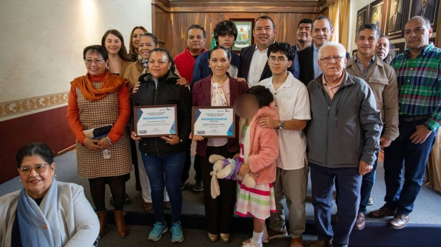 Cabildo de San Juan del Río entrega el reconocimiento a las personas que cada año traen el fuego patrio desde Dolores Hidalgo