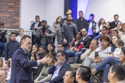 El gobernador Mauricio Kuri durante la entrega de capital semilla a micro negocios