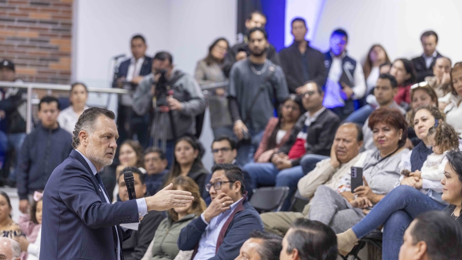 El gobernador Mauricio Kuri durante la entrega de capital semilla a micro negocios