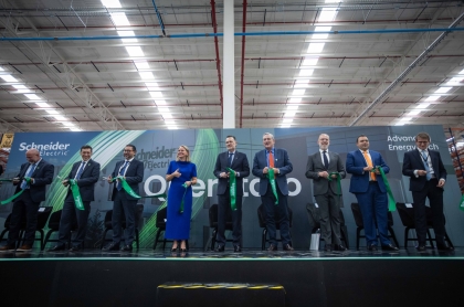El Gobernador de Queretaro junto a directivos de la empresa, con miempres del gabinete y el Presidente Municipal
