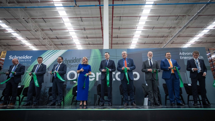 El Gobernador de Queretaro junto a directivos de la empresa, con miempres del gabinete y el Presidente Municipal