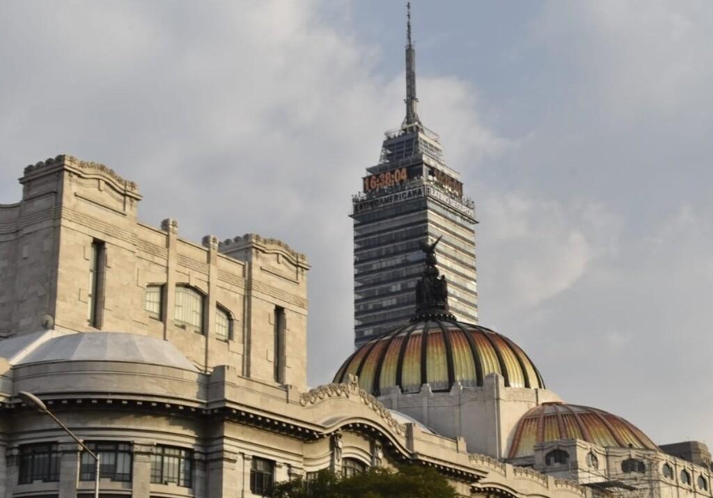 Ciudad de México: Faro de inversión extranjera en un panorama económico cambiante" Ciudad de México, 19 de agosto de 2024 - En un contexto económico global marcado por la incertidumbre, la Ciudad de México se erige como un bastión de confianza para los inversionistas extranjeros. Según datos revelados por la Secretaría de Desarrollo Económico (SEDECO), la capital mexicana ha logrado captar el 46% de la Inversión Extranjera Directa (IED) total del país durante el segundo trimestre de 2024, consolidando su posición como el principal imán de capital foráneo en México. Con una impresionante cifra de 14,186 millones de dólares (mdd) en IED, la Ciudad de México no solo lidera el ranking nacional, sino que también marca un hito histórico en su trayectoria económica. Este logro cobra aún mayor relevancia al compararlo con otras entidades federativas: Nuevo León, en segundo lugar, apenas alcanza el 7% con 2,304 mdd, seguido por Baja California con el 6% (1,809 mdd). Fadlala Akabani Hneide, titular de SEDECO, resaltó el crecimiento sostenido de la inversión, señalando un incremento de 2,143 mdd respecto al trimestre anterior. "Este desempeño excepcional refleja la robustez de la economía capitalina y su atractivo como destino de inversión global", afirmó Akabani. El origen de estas inversiones subraya la diversificación de las relaciones económicas de la ciudad. Estados Unidos se mantiene como el principal inversor, seguido por Canadá, España, Alemania y Japón. Esta variedad geográfica en el origen de los capitales podría interpretarse como un voto de confianza internacional hacia la estabilidad económica y política de la capital. Los sectores que más se han beneficiado de este flujo de capital son la industria manufacturera, los servicios financieros y los medios masivos. Este patrón sugiere una transición gradual hacia una economía más diversificada y tecnológicamente avanzada en la ciudad. Sin embargo, es crucial analizar estos datos en un contexto más amplio. La concentración de casi la mitad de la IED nacional en la Ciudad de México podría exacerbar las ya existentes desigualdades regionales en el país. Mientras la capital prospera, otras regiones podrían quedarse rezagadas en términos de desarrollo económico y oportunidades de empleo. Además, el fenómeno del "nearshoring" mencionado por Akabani como factor contribuyente a este éxito, plantea interrogantes sobre la sostenibilidad a largo plazo de este modelo de crecimiento. ¿Está la Ciudad de México preparada para manejar un posible aumento en la demanda de infraestructura y servicios que acompañaría a esta relocalización masiva de empresas? Por otro lado, la administración saliente se jacta de cerrar su ciclo con una cifra acumulada de 69,824 mdd en IED. Si bien esto es indudablemente un logro significativo, también plantea el desafío para la próxima administración de mantener este ritmo de crecimiento en un panorama económico global cada vez más volátil. En conclusión, mientras la Ciudad de México celebra su posición como líder indiscutible en la atracción de inversión extranjera, los desafíos que acompañan a este éxito no deben ser subestimados. El equilibrio entre el crecimiento económico y el desarrollo sostenible, la distribución equitativa de los beneficios de la inversión entre todos los sectores de la sociedad, y la necesidad de una planificación a largo plazo que vaya más allá de los ciclos políticos, serán cruciales para convertir este momento de auge en un progreso duradero para todos los habitantes de la capital mexicana.