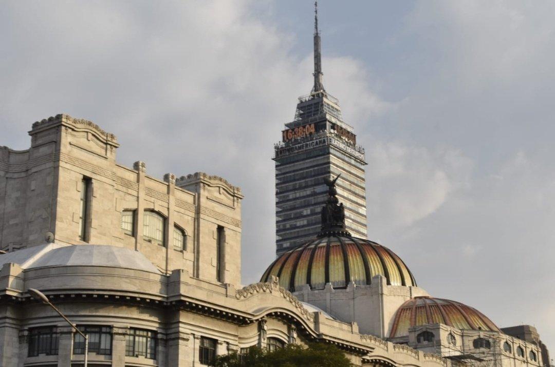 Ciudad de México: Faro de inversión extranjera en un panorama económico cambiante" Ciudad de México, 19 de agosto de 2024 - En un contexto económico global marcado por la incertidumbre, la Ciudad de México se erige como un bastión de confianza para los inversionistas extranjeros. Según datos revelados por la Secretaría de Desarrollo Económico (SEDECO), la capital mexicana ha logrado captar el 46% de la Inversión Extranjera Directa (IED) total del país durante el segundo trimestre de 2024, consolidando su posición como el principal imán de capital foráneo en México. Con una impresionante cifra de 14,186 millones de dólares (mdd) en IED, la Ciudad de México no solo lidera el ranking nacional, sino que también marca un hito histórico en su trayectoria económica. Este logro cobra aún mayor relevancia al compararlo con otras entidades federativas: Nuevo León, en segundo lugar, apenas alcanza el 7% con 2,304 mdd, seguido por Baja California con el 6% (1,809 mdd). Fadlala Akabani Hneide, titular de SEDECO, resaltó el crecimiento sostenido de la inversión, señalando un incremento de 2,143 mdd respecto al trimestre anterior. "Este desempeño excepcional refleja la robustez de la economía capitalina y su atractivo como destino de inversión global", afirmó Akabani. El origen de estas inversiones subraya la diversificación de las relaciones económicas de la ciudad. Estados Unidos se mantiene como el principal inversor, seguido por Canadá, España, Alemania y Japón. Esta variedad geográfica en el origen de los capitales podría interpretarse como un voto de confianza internacional hacia la estabilidad económica y política de la capital. Los sectores que más se han beneficiado de este flujo de capital son la industria manufacturera, los servicios financieros y los medios masivos. Este patrón sugiere una transición gradual hacia una economía más diversificada y tecnológicamente avanzada en la ciudad. Sin embargo, es crucial analizar estos datos en un contexto más amplio. La concentración de casi la mitad de la IED nacional en la Ciudad de México podría exacerbar las ya existentes desigualdades regionales en el país. Mientras la capital prospera, otras regiones podrían quedarse rezagadas en términos de desarrollo económico y oportunidades de empleo. Además, el fenómeno del "nearshoring" mencionado por Akabani como factor contribuyente a este éxito, plantea interrogantes sobre la sostenibilidad a largo plazo de este modelo de crecimiento. ¿Está la Ciudad de México preparada para manejar un posible aumento en la demanda de infraestructura y servicios que acompañaría a esta relocalización masiva de empresas? Por otro lado, la administración saliente se jacta de cerrar su ciclo con una cifra acumulada de 69,824 mdd en IED. Si bien esto es indudablemente un logro significativo, también plantea el desafío para la próxima administración de mantener este ritmo de crecimiento en un panorama económico global cada vez más volátil. En conclusión, mientras la Ciudad de México celebra su posición como líder indiscutible en la atracción de inversión extranjera, los desafíos que acompañan a este éxito no deben ser subestimados. El equilibrio entre el crecimiento económico y el desarrollo sostenible, la distribución equitativa de los beneficios de la inversión entre todos los sectores de la sociedad, y la necesidad de una planificación a largo plazo que vaya más allá de los ciclos políticos, serán cruciales para convertir este momento de auge en un progreso duradero para todos los habitantes de la capital mexicana.