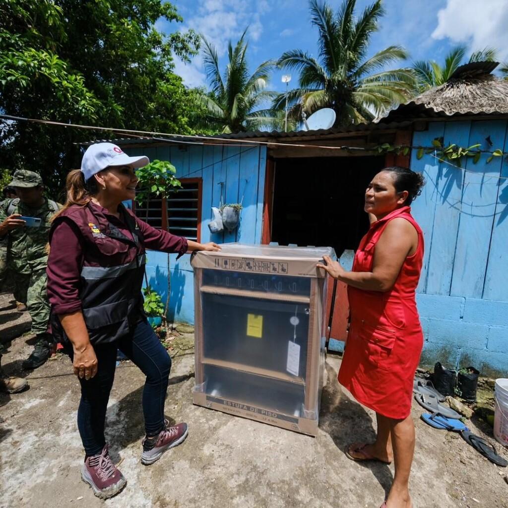 Entrega en Bacalar apoyos directos a familias afectadas por inundaciones.