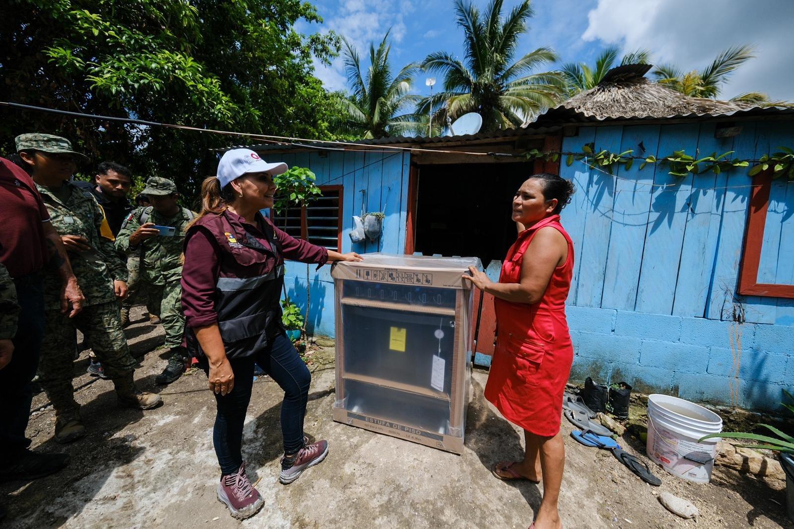 Entrega en Bacalar apoyos directos a familias afectadas por inundaciones.