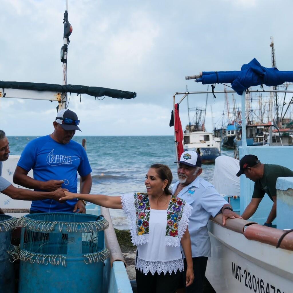 Entrega de tarjetas electrónicas del programa “Apoyo en veda para los Pescadores”. Acompañada de algunos de los beneficiarios del programa “Apoyo en veda para pescadores”, la gobernadora Mara Lezama Espinosa dec