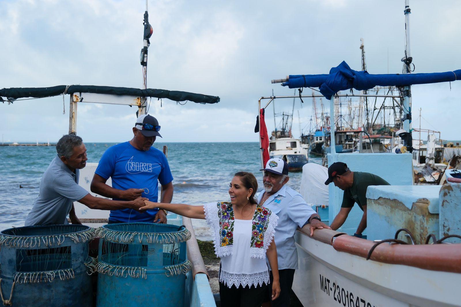 Entrega de tarjetas electrónicas del programa “Apoyo en veda para los Pescadores”. Acompañada de algunos de los beneficiarios del programa “Apoyo en veda para pescadores”, la gobernadora Mara Lezama Espinosa dec