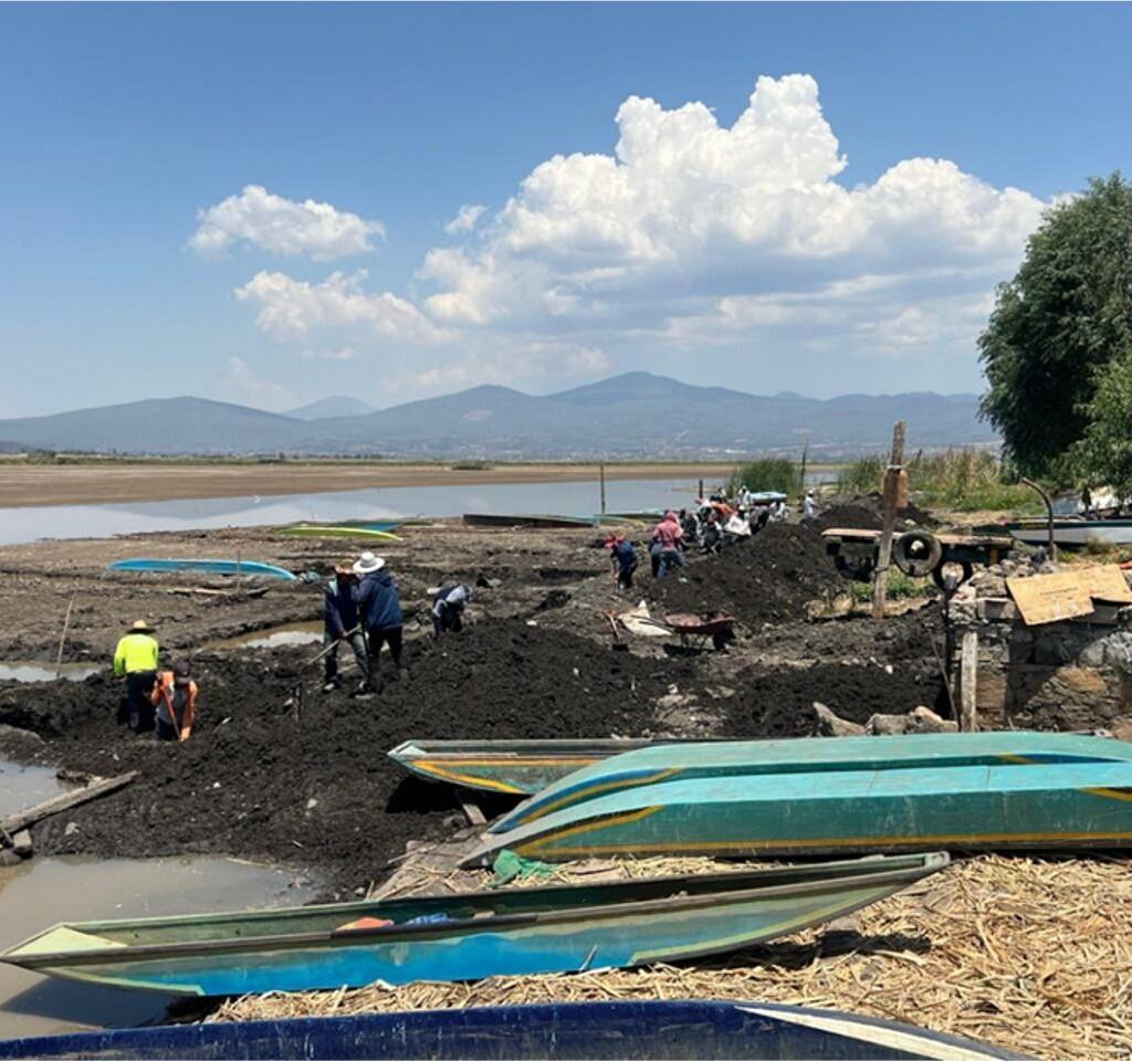 Empleo temporal beneficia a más 800 personas con rescate del lago de Pátzcuaro. El Programa de Empleos Temporales para el rescate del lago de Pátzcuaro donde se llevan