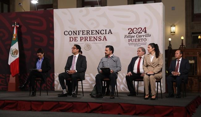 Entrega ISSSTE 94 mil 262 pesos a personas beneficiadas por el Fondo de Pensiones para el Bienestar• Es un acto de justicia social para quienes entregaron años de servicio en su vida laboral, señala directora general, Bertha Alcalde Luján, durante la conferencia del presidente

Instituto de Seguridad y Servicios Sociales de los Trabajadores del Estado | 01 de julio de 2024 | Comunicado

La directora general del ISSSTE participa en la Conferencia Presidente para hablar del Fondo de Pensiones para el Bienestar
La directora general del ISSSTE participa en la Conferencia Presidente para hablar del Fondo de Pensiones para el Bienestar
•    Instituto dispone de 35 ventanillas de atención en todo el país para orientar, apoyar y entregar este complemento a la derechohabiencia
•    El promedio mensual adicional de la pensión es de tres mil tres pesos y el más alto de 10 mil 371 pesos

A partir de hoy, el Instituto de Seguridad y Servicios Sociales de los Trabajadores del Estado (ISSSTE) entrega un total de 94 mil 262 pesos a las primeras 31 personas beneficiadas por el Fondo de Pensiones para el Bienestar, lo cual es un acto de justicia social para quienes entregaron años de servicio en su vida laboral, informó la directora general, Bertha Alcalde Luján.

/cms/uploads/image/file/902304/WhatsApp_Image_2024-07-01_at_11.45.49_AM__2_.jpeg

Durante su participación en la conferencia matutina encabezada por el presidente Andrés Manuel López Obrador, la titular del instituto puntualizó que este programa está dirigido a todas y todos aquellos que se encuentren en el régimen de cuentas individuales y se pensionen a partir de la entrada en vigor de la ley.

A seis años de haber iniciado la transformación de país, Bertha Alcalde subrayó que estas acciones corroboran la eliminación de los daños que crearon las reformas neoliberales anteriores, que sólo perjudicaban a las y los trabajadores al entregarles una jubilación insuficiente, por lo que la coordinación entre instituciones del Gobierno de México ha logrado una mejora a favor de la población.

Indicó que, en el caso del ISSSTE, a partir de hoy, las primeras 31 personas beneficiarias reciben su complemento, que suma entre todos 94 mil 262 pesos mensuales, y puntualizó que el objetivo es aumentar cada mes la cifra de beneficiarios del Fondo de Pensiones para el Bienestar.

/cms/uploads/image/file/902302/WhatsApp_Image_2024-07-01_at_11.45.48_AM.jpeg

De este total de beneficiados, 65 por ciento son hombres y 35 mujeres. El monto promedio adicional este mes es de tres mil tres pesos y el más alto 10 mil 371 pesos que se recibirá a partir de este día.

Con ello, la tasa de reemplazo pasó de 73 a 98 por ciento, tomando en cuenta todos los salarios. Recordó que la derechohabiencia que recibió este concepto, registró su trámite de pensión por vejez del 2 de mayo al 14 de junio de 2024.

Para dar fe del beneficio que recibe la población, el presidente López Obrador entregó de manera simbólica este derecho a tres afiliados del instituto:

Luis Leonardo Morales Alvarado, quien con 25 años de servicio recibirá con el complemento 12 mil 204 pesos, que es su último salario; sin la reforma hubieran sido seis mil 406 pesos mensuales de pensión.
Irma Moreno Pineda, con 30 años laborando, antes del beneficio le correspondían seis mil 406 pesos; ahora cobrará 11 mil 418 mensuales.
José Manuel Ubaldo Velázquez Ramírez, con 33 años trabajando, alcanzará 15 mil 10 pesos mensuales, que sin complemento hubieran sido 14 mil 690.
Para seguir apoyando y brindando un retiro justo y digno a quienes por años dedicaron su vida laboral como servidores públicos, el ISSSTE pone a disposición de la población 35 ventanillas de atención instaladas en las oficinas de representación estatales y regionales, así como una de información en el edificio sede de las oficinas generales ISSSTE, ubicado en Jesús García No. 140, colonia Buenavista, alcaldía Cuauhtémoc, Ciudad de México.

/cms/uploads/image/file/902301/WhatsApp_Image_2024-07-01_at_11.45.49_AM.jpeg

Para consultar la ubicación de estas ventanillas, las y los afiliados podrán acceder a la página fondodepensionesparaelbienestar.gob.mx, en la primera sección: ventanilla única.

Para obtener el complemento del Fondo de Pensiones para el Bienestar no se requiere ningún otro trámite adicional a aquel que se realiza para obtener la pensión por vejez.