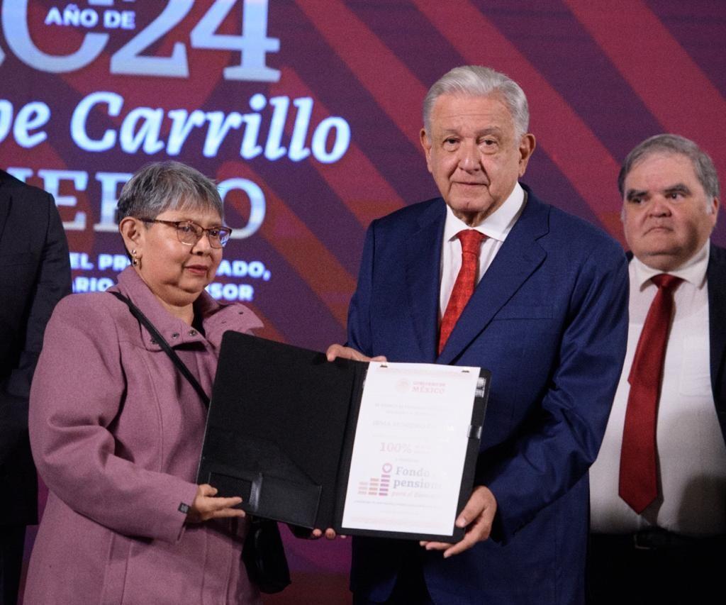 Entrega ISSSTE 94 mil 262 pesos a personas beneficiadas por el Fondo de Pensiones para el Bienestar • Es un acto de justicia social para quienes entregaron años de servicio en su vida laboral, señala directora general, Bertha Alcalde Luján, durante la conferencia del presidente Instituto de Seguridad y Servicios Sociales de los Trabajadores del Estado | 01 de julio de 2024 | Comunicado La directora general del ISSSTE participa en la Conferencia Presidente para hablar del Fondo de Pensiones para el Bienestar La directora general del ISSSTE participa en la Conferencia Presidente para hablar del Fondo de Pensiones para el Bienestar • Instituto dispone de 35 ventanillas de atención en todo el país para orientar, apoyar y entregar este complemento a la derechohabiencia • El promedio mensual adicional de la pensión es de tres mil tres pesos y el más alto de 10 mil 371 pesos A partir de hoy, el Instituto de Seguridad y Servicios Sociales de los Trabajadores del Estado (ISSSTE) entrega un total de 94 mil 262 pesos a las primeras 31 personas beneficiadas por el Fondo de Pensiones para el Bienestar, lo cual es un acto de justicia social para quienes entregaron años de servicio en su vida laboral, informó la directora general, Bertha Alcalde Luján. /cms/uploads/image/file/902304/WhatsApp_Image_2024-07-01_at_11.45.49_AM__2_.jpeg Durante su participación en la conferencia matutina encabezada por el presidente Andrés Manuel López Obrador, la titular del instituto puntualizó que este programa está dirigido a todas y todos aquellos que se encuentren en el régimen de cuentas individuales y se pensionen a partir de la entrada en vigor de la ley. A seis años de haber iniciado la transformación de país, Bertha Alcalde subrayó que estas acciones corroboran la eliminación de los daños que crearon las reformas neoliberales anteriores, que sólo perjudicaban a las y los trabajadores al entregarles una jubilación insuficiente, por lo que la coordinación entre instituciones del Gobierno de México ha logrado una mejora a favor de la población. Indicó que, en el caso del ISSSTE, a partir de hoy, las primeras 31 personas beneficiarias reciben su complemento, que suma entre todos 94 mil 262 pesos mensuales, y puntualizó que el objetivo es aumentar cada mes la cifra de beneficiarios del Fondo de Pensiones para el Bienestar. /cms/uploads/image/file/902302/WhatsApp_Image_2024-07-01_at_11.45.48_AM.jpeg De este total de beneficiados, 65 por ciento son hombres y 35 mujeres. El monto promedio adicional este mes es de tres mil tres pesos y el más alto 10 mil 371 pesos que se recibirá a partir de este día. Con ello, la tasa de reemplazo pasó de 73 a 98 por ciento, tomando en cuenta todos los salarios. Recordó que la derechohabiencia que recibió este concepto, registró su trámite de pensión por vejez del 2 de mayo al 14 de junio de 2024. Para dar fe del beneficio que recibe la población, el presidente López Obrador entregó de manera simbólica este derecho a tres afiliados del instituto: Luis Leonardo Morales Alvarado, quien con 25 años de servicio recibirá con el complemento 12 mil 204 pesos, que es su último salario; sin la reforma hubieran sido seis mil 406 pesos mensuales de pensión. Irma Moreno Pineda, con 30 años laborando, antes del beneficio le correspondían seis mil 406 pesos; ahora cobrará 11 mil 418 mensuales. José Manuel Ubaldo Velázquez Ramírez, con 33 años trabajando, alcanzará 15 mil 10 pesos mensuales, que sin complemento hubieran sido 14 mil 690. Para seguir apoyando y brindando un retiro justo y digno a quienes por años dedicaron su vida laboral como servidores públicos, el ISSSTE pone a disposición de la población 35 ventanillas de atención instaladas en las oficinas de representación estatales y regionales, así como una de información en el edificio sede de las oficinas generales ISSSTE, ubicado en Jesús García No. 140, colonia Buenavista, alcaldía Cuauhtémoc, Ciudad de México. /cms/uploads/image/file/902301/WhatsApp_Image_2024-07-01_at_11.45.49_AM.jpeg Para consultar la ubicación de estas ventanillas, las y los afiliados podrán acceder a la página fondodepensionesparaelbienestar.gob.mx, en la primera sección: ventanilla única. Para obtener el complemento del Fondo de Pensiones para el Bienestar no se requiere ningún otro trámite adicional a aquel que se realiza para obtener la pensión por vejez.