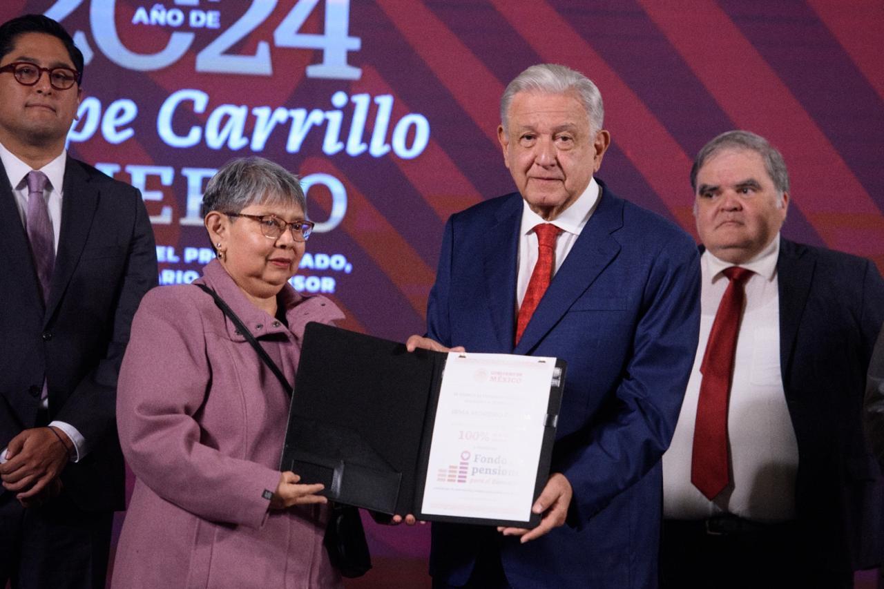 Entrega ISSSTE 94 mil 262 pesos a personas beneficiadas por el Fondo de Pensiones para el Bienestar • Es un acto de justicia social para quienes entregaron años de servicio en su vida laboral, señala directora general, Bertha Alcalde Luján, durante la conferencia del presidente Instituto de Seguridad y Servicios Sociales de los Trabajadores del Estado | 01 de julio de 2024 | Comunicado La directora general del ISSSTE participa en la Conferencia Presidente para hablar del Fondo de Pensiones para el Bienestar La directora general del ISSSTE participa en la Conferencia Presidente para hablar del Fondo de Pensiones para el Bienestar • Instituto dispone de 35 ventanillas de atención en todo el país para orientar, apoyar y entregar este complemento a la derechohabiencia • El promedio mensual adicional de la pensión es de tres mil tres pesos y el más alto de 10 mil 371 pesos A partir de hoy, el Instituto de Seguridad y Servicios Sociales de los Trabajadores del Estado (ISSSTE) entrega un total de 94 mil 262 pesos a las primeras 31 personas beneficiadas por el Fondo de Pensiones para el Bienestar, lo cual es un acto de justicia social para quienes entregaron años de servicio en su vida laboral, informó la directora general, Bertha Alcalde Luján. /cms/uploads/image/file/902304/WhatsApp_Image_2024-07-01_at_11.45.49_AM__2_.jpeg Durante su participación en la conferencia matutina encabezada por el presidente Andrés Manuel López Obrador, la titular del instituto puntualizó que este programa está dirigido a todas y todos aquellos que se encuentren en el régimen de cuentas individuales y se pensionen a partir de la entrada en vigor de la ley. A seis años de haber iniciado la transformación de país, Bertha Alcalde subrayó que estas acciones corroboran la eliminación de los daños que crearon las reformas neoliberales anteriores, que sólo perjudicaban a las y los trabajadores al entregarles una jubilación insuficiente, por lo que la coordinación entre instituciones del Gobierno de México ha logrado una mejora a favor de la población. Indicó que, en el caso del ISSSTE, a partir de hoy, las primeras 31 personas beneficiarias reciben su complemento, que suma entre todos 94 mil 262 pesos mensuales, y puntualizó que el objetivo es aumentar cada mes la cifra de beneficiarios del Fondo de Pensiones para el Bienestar. /cms/uploads/image/file/902302/WhatsApp_Image_2024-07-01_at_11.45.48_AM.jpeg De este total de beneficiados, 65 por ciento son hombres y 35 mujeres. El monto promedio adicional este mes es de tres mil tres pesos y el más alto 10 mil 371 pesos que se recibirá a partir de este día. Con ello, la tasa de reemplazo pasó de 73 a 98 por ciento, tomando en cuenta todos los salarios. Recordó que la derechohabiencia que recibió este concepto, registró su trámite de pensión por vejez del 2 de mayo al 14 de junio de 2024. Para dar fe del beneficio que recibe la población, el presidente López Obrador entregó de manera simbólica este derecho a tres afiliados del instituto: Luis Leonardo Morales Alvarado, quien con 25 años de servicio recibirá con el complemento 12 mil 204 pesos, que es su último salario; sin la reforma hubieran sido seis mil 406 pesos mensuales de pensión. Irma Moreno Pineda, con 30 años laborando, antes del beneficio le correspondían seis mil 406 pesos; ahora cobrará 11 mil 418 mensuales. José Manuel Ubaldo Velázquez Ramírez, con 33 años trabajando, alcanzará 15 mil 10 pesos mensuales, que sin complemento hubieran sido 14 mil 690. Para seguir apoyando y brindando un retiro justo y digno a quienes por años dedicaron su vida laboral como servidores públicos, el ISSSTE pone a disposición de la población 35 ventanillas de atención instaladas en las oficinas de representación estatales y regionales, así como una de información en el edificio sede de las oficinas generales ISSSTE, ubicado en Jesús García No. 140, colonia Buenavista, alcaldía Cuauhtémoc, Ciudad de México. /cms/uploads/image/file/902301/WhatsApp_Image_2024-07-01_at_11.45.49_AM.jpeg Para consultar la ubicación de estas ventanillas, las y los afiliados podrán acceder a la página fondodepensionesparaelbienestar.gob.mx, en la primera sección: ventanilla única. Para obtener el complemento del Fondo de Pensiones para el Bienestar no se requiere ningún otro trámite adicional a aquel que se realiza para obtener la pensión por vejez.