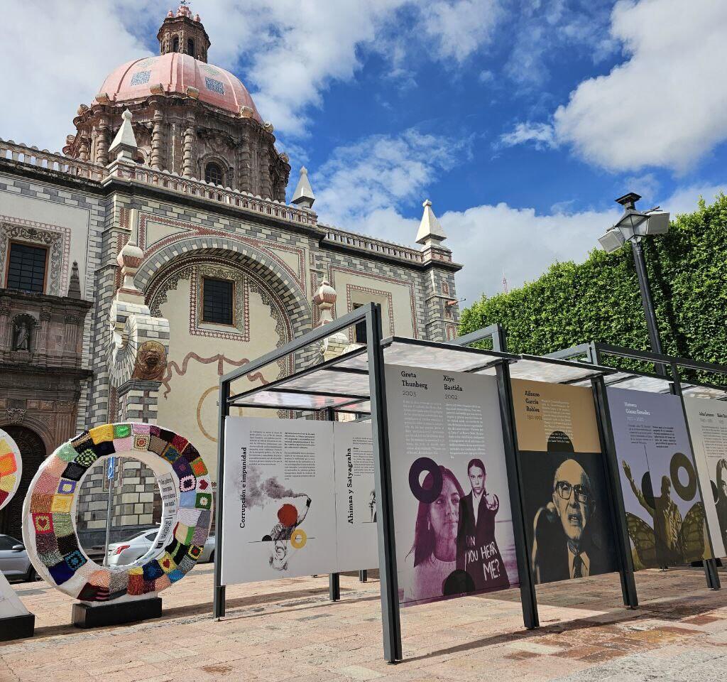 Invita SECULT a visitar el Túnel de la Paz Con el objetivo de difundir la importancia de la tolerancia, la no violencia y los derechos humanos, el Museo Memoria y Tolerancia, en coordinación con la Secretaría de Cultura del Estado de Querétaro, instaló en la Plazuela Mariano de las Casas de la capital de la entidad el Túnel de la Paz, que estará abierto al público hasta el próximo 15 de julio. La exposición que se ofrece en ese espacio busca alertar sobre el peligro de la indiferencia, la discriminación y la violencia, particularmente a partir de los genocidios y otros crímenes, para crear conciencia a través de la memoria histórica, así como responsabilidad y respeto que derive en la acción social. Se trata de exponer el contenido temático sobre la paz y no violencia, así como aportar referencias elementales de los conceptos e ideas que se abordan en el túnel, acercando a la población los contenidos gráficos del Museo Memoria y Tolerancia. Otro de los objetivos consiste en incidir en las comunidades locales con la difusión de información útil para la construcción de paz y la reconstrucción del tejido social a través de la promoción de espacios libres de violencia. En la exposición se abordan temáticas como: Comprendiendo la paz, Diálogo y herramientas para la paz, Gandhi y la no violencia, El desafío para la paz en México, Construyamos la paz en nuestra vida cotidiana, Líderes por la paz y Medio ambiente. El acceso al Túnel de la Paz es libre y puede visitarse en la Plazuela Mariano de las Casas, que se ubica en la esquina de las calles Ezequiel Montes y José María Arteaga.