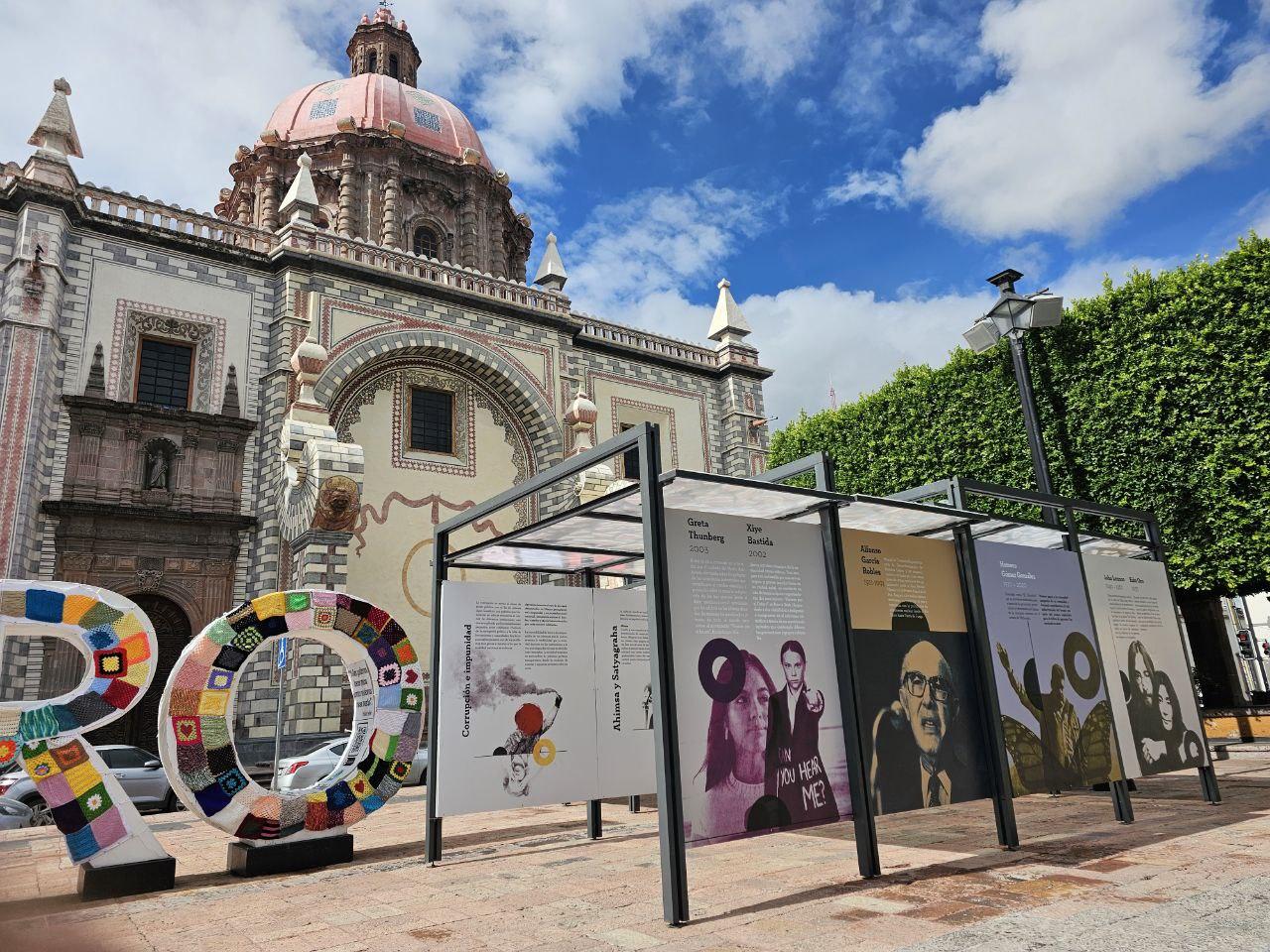 Invita SECULT a visitar el Túnel de la Paz Con el objetivo de difundir la importancia de la tolerancia, la no violencia y los derechos humanos, el Museo Memoria y Tolerancia, en coordinación con la Secretaría de Cultura del Estado de Querétaro, instaló en la Plazuela Mariano de las Casas de la capital de la entidad el Túnel de la Paz, que estará abierto al público hasta el próximo 15 de julio. La exposición que se ofrece en ese espacio busca alertar sobre el peligro de la indiferencia, la discriminación y la violencia, particularmente a partir de los genocidios y otros crímenes, para crear conciencia a través de la memoria histórica, así como responsabilidad y respeto que derive en la acción social. Se trata de exponer el contenido temático sobre la paz y no violencia, así como aportar referencias elementales de los conceptos e ideas que se abordan en el túnel, acercando a la población los contenidos gráficos del Museo Memoria y Tolerancia. Otro de los objetivos consiste en incidir en las comunidades locales con la difusión de información útil para la construcción de paz y la reconstrucción del tejido social a través de la promoción de espacios libres de violencia. En la exposición se abordan temáticas como: Comprendiendo la paz, Diálogo y herramientas para la paz, Gandhi y la no violencia, El desafío para la paz en México, Construyamos la paz en nuestra vida cotidiana, Líderes por la paz y Medio ambiente. El acceso al Túnel de la Paz es libre y puede visitarse en la Plazuela Mariano de las Casas, que se ubica en la esquina de las calles Ezequiel Montes y José María Arteaga.