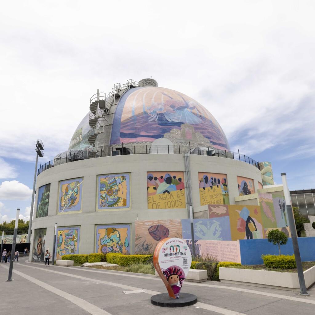 Kuri devela placa conmemorativa del planetario Pedro Ferriz Santa Cruz.