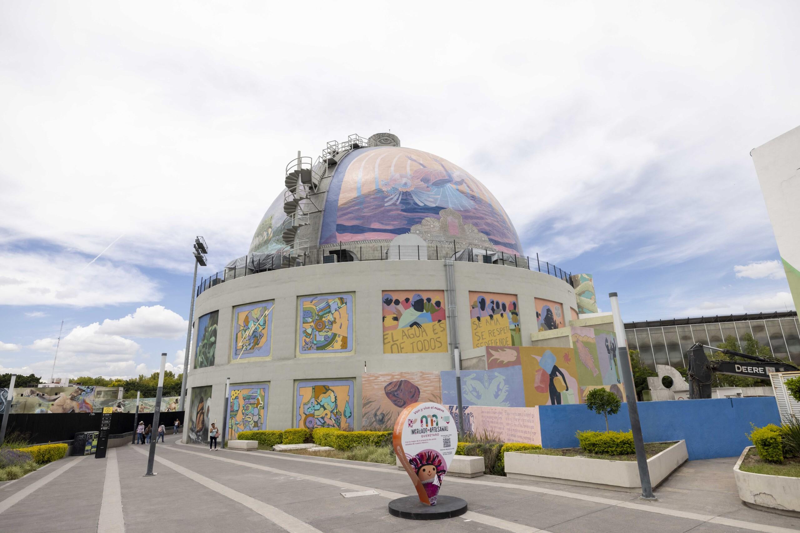 Kuri devela placa conmemorativa del planetario Pedro Ferriz Santa Cruz.