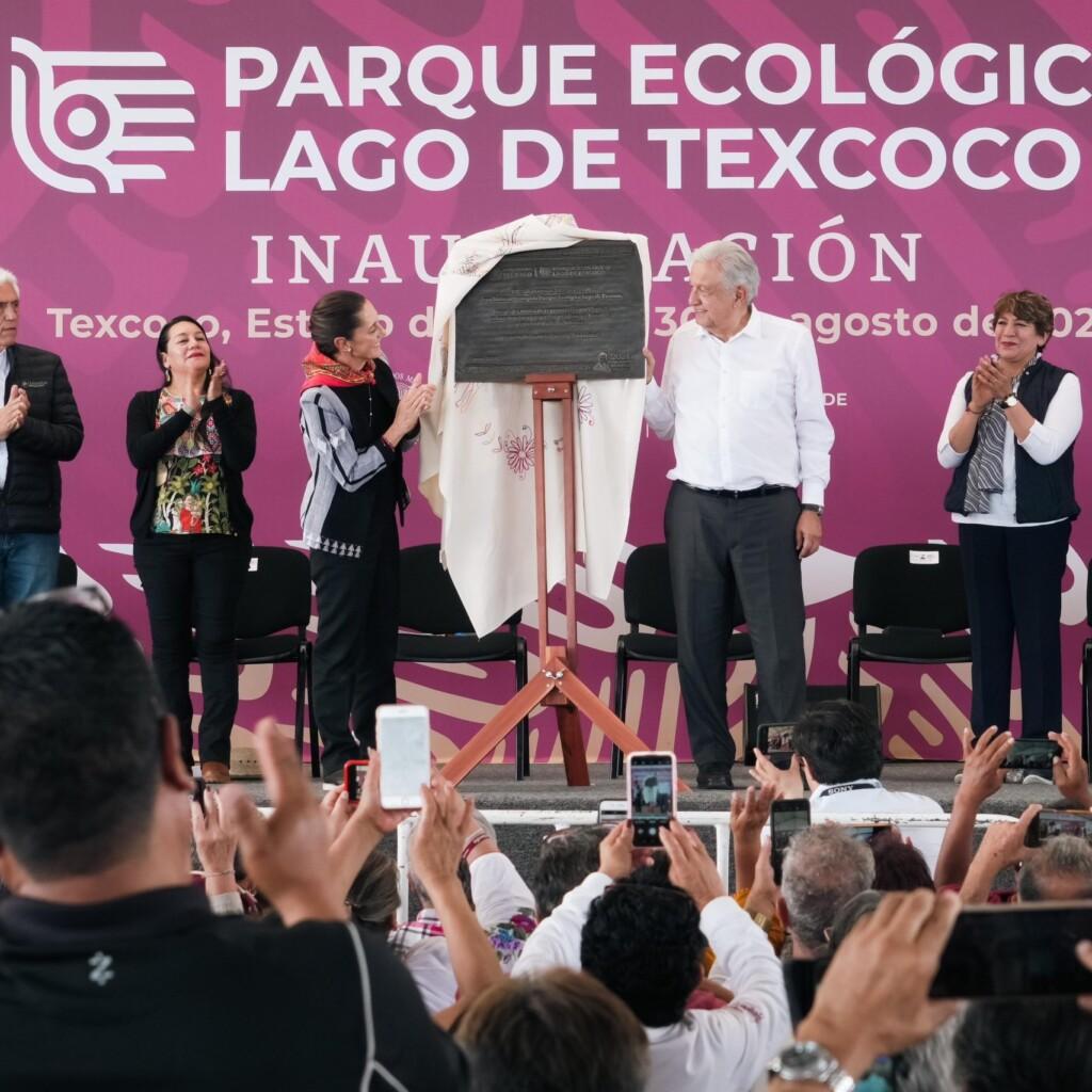 INAUGURACIÓN DEL PARQUE ECOLÓGICO DE TEXCOCO: 14 MIL HECTÁREAS RECUPERADAS EN BENEFICIO DEL VALLE DE MÉXICO INAUGURACIÓN DEL PARQUE ECOLÓGICO DE TEXCOCO: 14 MIL HECTÁREAS RECUPERADAS EN BENEFICIO DEL VALLE DE MÉXICO / Editor Web / 30 de Aug, 24 Comunicado 3327 Presidente AMLO inaugura Parque Ecológico Lago de Texcoco: 14 mil hectáreas recuperadas en beneficio del Valle de México • Inversión federal superior a 4 mil 500 mdp para 12.5 millones de habitantes; me voy muy feliz porque se cumplieron los compromisos, afirma primer mandatario • Hemos dejado a las futuras generaciones el legado de que es posible avanzar cuando hay abusos de poder y unos cuantos se sienten dueños de México • Es un acto de justicia ambiental porque recupera la tierra y la vida; también, un acto de justicia social hacia todos los que lucharon por el territorio: Claudia Sheinbaum Texcoco, Estado de México, 30 de agosto de 2024.- “Me voy muy feliz, muy contento, porque se cumplieron los compromisos. Y algo que me llena de satisfacción, aparte de todo el amor de nuestro pueblo para hacer realidad esta transformación, es este despertar ciudadano, este cambio de mentalidad que hemos logrado entre todos, que acaba de quedar de manifiesto hace tres meses”. Así lo dijo el presidente Andrés Manuel López Obrador al inaugurar el Parque Ecológico Lago de Texcoco, que incluye la recuperación de más de 14 mil hectáreas para beneficio de 12.5 millones de habitantes del Valle de México, con inversión federal de más de cuatro mil 500 millones de pesos y la generación siete mil 600 empleos locales. Además, las comunidades aledañas reciben un deportivo de 270 hectáreas con infraestructura única en la zona. Acompañado por la presidenta electa, Claudia Sheinbaum Pardo, el primer mandatario también expresó a los pueblos de Texcoco y del Estado de México que ya vienen las reformas legales para devolver a la Constitución su espíritu revolucionario y popular. Recordó que hemos dejado a las futuras generaciones el legado de que es posible avanzar cuando hay abusos de poder y unos cuantos se sienten dueños de México. “Ya está bien clara la receta que van a aplicar nuestros hijos y nuestros nietos si se requiere. Cuando quieran imponerse de nuevo los oligarcas va a haber de nuevo democracia verdadera; poder del pueblo y para el pueblo.” La presidenta electa, Claudia Sheinbaum, afirmó que el Parque Ecológico Lago de Texcoco es un acto de justicia ambiental porque recupera la tierra, nuestro territorio, las aves, la naturaleza y la vida. “También es un acto de justicia social, porque no se nos debe olvidar que aquí quisieron construir un aeropuerto y que por ello reprimieron para que no fuera el pueblo quien evitara la construcción del aeropuerto; que después quisieron nuevamente construir el aeropuerto aquí, en el lago de Texcoco.” Al informar que el nuevo gobierno avanzará en la siguiente etapa del lago de Texcoco, dijo que el PELT también hace justicia al Frente de Pueblos en Defensa de la Tierra de Atenco y todos los que lucharon por la tierra y del territorio, y resaltó que la justicia social es uno de los grandes símbolos de la Cuarta Transformación: por el bien de todos, primero los pobres. “Es decir, del olvido del pueblo, de la represión, a la esperanza, a la Cuarta Transformación de la vida pública.” La secretaria de Medio Ambiente y Recursos Naturales, María Luisa Albores González, recordó que el lago de Texcoco es el vaso regulador hídrico y climático más importante de la región, por lo que el trabajo con las comunidades es un rescate biológico, cultural y social. Recordó que el 22 de marzo de 2022 se decretó el área de protección de recursos naturales Lago de Texcoco, que abarca más de 14 mil hectáreas y está ubicado en cinco municipios del Estado de México y 10 ejidos. “Este proceso enfrentó la oposición de los sectores económicos y políticos, pero, también, de los pueblos que se encontraban divididos y confundidos por la especulación. El área natural lago de Texcoco es hábitat de más 60 por ciento de la diversidad de aves del Estado de México, como el pato mexicano. Es un refugio para más de 150 mil aves migratorias.” Informó que el gobierno federal ya clausuró 25 de los 30 bancos de materiales que contaban con autorización y recordó que, el año pasado, el presidente López Obrador reintegró al ejido de Atenco 430 parcelas que suman 186.5 hectáreas para uso exclusivo agrícola, y este año serán 81 parcelas que representan 48.96 hectáreas. “Se ha logrado recuperar este espacio como un ejemplo de justicia social y ambiental. Y se ha levantado un estandarte de la lucha por la defensa.” El director general de la Comisión Nacional del Agua (Conagua), Germán Martínez Santoyo, informó que el PELT es un espacio público de esparcimiento y contacto con la naturaleza. Añadió que el gobierno federal invirtió cinco mil 500 millones de pesos para beneficiar directamente a 12 mil 500 personas, pero su influencia es a todo el Valle de México. Explicó que los trabajos incluyen la restauración ambiental de especies nativas, la organización del sistema hidrológico lagunar, la reconstrucción del lago “Nabor Carrillo”, así como la rehabilitación de infraestructura vial adentro y afuera del parque. Añadió que Conagua trabajó con las comunidades colindantes en acciones como el desazolve de los principales ríos y el dren Chimalhuacán II y, en coordinación con el Frente de Pueblos en Defensa de la Tierra, se concluyeron 10 represas en una zona para conservación de suelos. La gobernadora del Estado de México, Delfina Gómez Álvarez, dijo que se trata del mayor espacio territorial para captar y almacenar agua de lluvia, por lo que esta obra ayudará a combatir el impacto del cambio climático y la escasez del agua y el estrés hídrico. “Esta inauguración se suma a las grandes acciones emprendidas por este gobierno, así como otras obras, como el tren ‘Insurgente’, como el trolebús Chalco-Santa Martha, como el Aeropuerto Internacional ‘Felipe Ángeles’, Tren Maya y otras más.” El director general del PELT, Iñaki Echeverría Gutiérrez, dijo que, gracias a la valiente y férrea defensa de los pueblos del oriente del valle, como San Salvador Atenco, Nexquipayac, San Juan Insulco, San Luis Huexotla, San Francisco Chimalpa, y a la firme decisión del gobierno federal, hoy se conservan los últimos espacios que existen del antiguo sistema de lagos de la región. “La designación del parque como área natural protegida busca apostar por el futuro del Valle de México como un área de regeneración e innovación a través de infraestructuras bioculturales verdes y azules de energías limpias y de manejo integral de residuos y afluentes. Es una oportunidad para replantear la relación entre habitantes, fauna y flora que compartimos este espacio y con su ecología en general.” En representación del Frente de Pueblos en Defensa de la Tierra de Atenco, Ignacio del Valle Medina, agradeció al presidente, a la presidenta electa, a la gobernadora y a las instituciones que escuchan al pueblo y caminan con él. “Elegir el camino de defender la tierra y todo lo que hay en ella, su agua, sus flores, su fauna, sus árboles, sus piedras, sus cerros, sus cantos, sus llantos, sus vestigios y hasta sus muertos que de ella están sembrados es asumir un camino de lucha, de resistencia y de construcción de largo plazo; es asumir y elegir un camino para todos y para toda la vida, porque siempre habrá que seguirla protegiendo, no sólo de los malos tiempos temporales, sino, peor aún, de la desmemoria, de la avaricia, del entreguismo, del despojo de los gobiernos insensibles al pueblo y el exterminio que promueve la maquinaria asesina capitalista.” También acompañaron al presidente López Obrador: la secretaria de Relaciones Exteriores, Alicia Bárcena Ibarra; el director general del Instituto Mexicano del Seguro Social (IMSS), Zoé Robledo Aburto; y el subsecretario de Egresos de la Secretaría de Hacienda y Crédito Público (SHCP), Juan Pablo de Botton Falcón. Como invitados especiales, los siguientes representantes del Frente de Pueblos en Defensa de la Tierra de Atenco: Jesús Adán Espinosa Reyes, María Antonio Trinidad Ramírez Velázquez y Arturo González Cando.