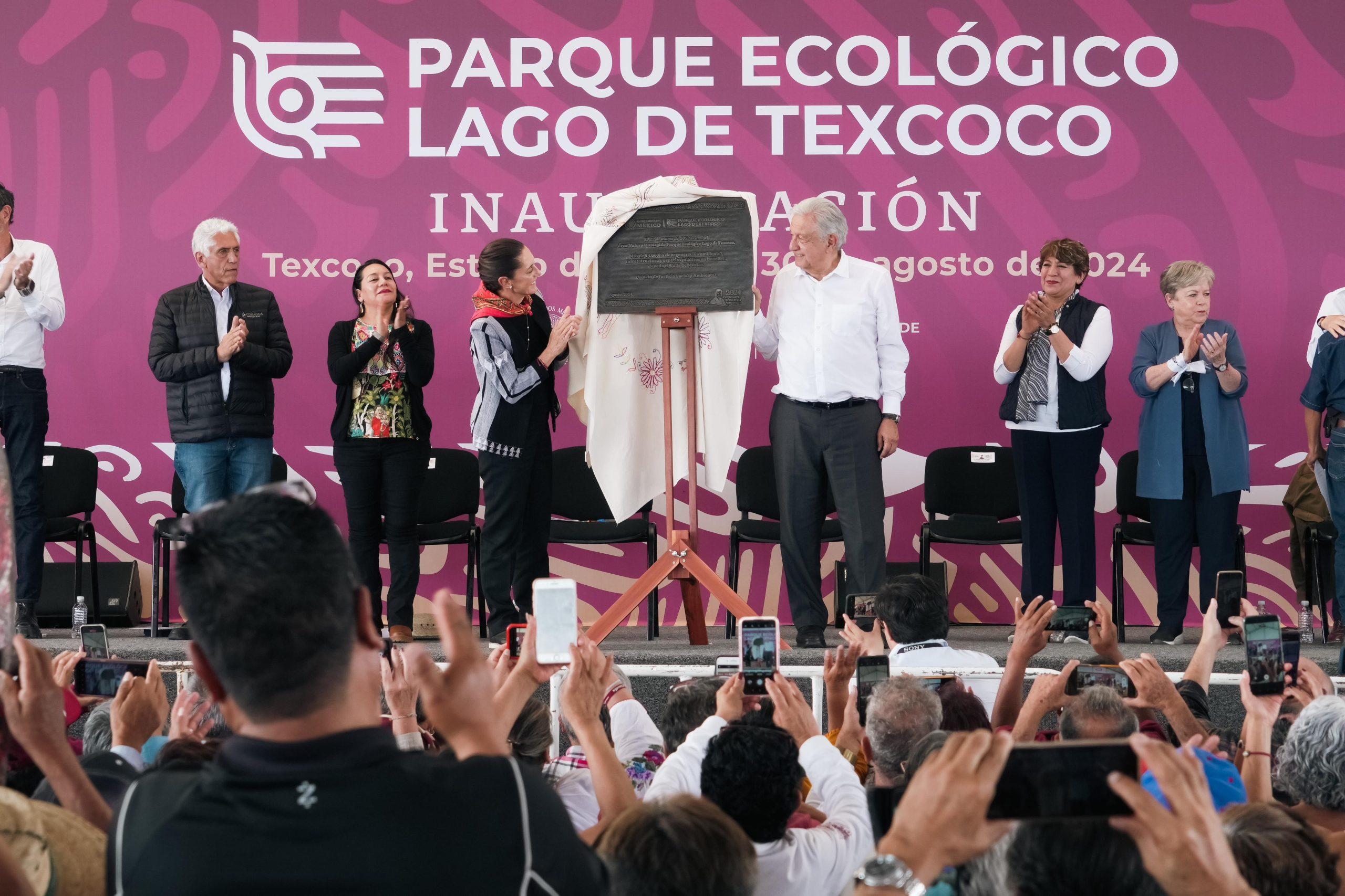 INAUGURACIÓN DEL PARQUE ECOLÓGICO DE TEXCOCO: 14 MIL HECTÁREAS RECUPERADAS EN BENEFICIO DEL VALLE DE MÉXICO INAUGURACIÓN DEL PARQUE ECOLÓGICO DE TEXCOCO: 14 MIL HECTÁREAS RECUPERADAS EN BENEFICIO DEL VALLE DE MÉXICO / Editor Web / 30 de Aug, 24 Comunicado 3327 Presidente AMLO inaugura Parque Ecológico Lago de Texcoco: 14 mil hectáreas recuperadas en beneficio del Valle de México • Inversión federal superior a 4 mil 500 mdp para 12.5 millones de habitantes; me voy muy feliz porque se cumplieron los compromisos, afirma primer mandatario • Hemos dejado a las futuras generaciones el legado de que es posible avanzar cuando hay abusos de poder y unos cuantos se sienten dueños de México • Es un acto de justicia ambiental porque recupera la tierra y la vida; también, un acto de justicia social hacia todos los que lucharon por el territorio: Claudia Sheinbaum Texcoco, Estado de México, 30 de agosto de 2024.- “Me voy muy feliz, muy contento, porque se cumplieron los compromisos. Y algo que me llena de satisfacción, aparte de todo el amor de nuestro pueblo para hacer realidad esta transformación, es este despertar ciudadano, este cambio de mentalidad que hemos logrado entre todos, que acaba de quedar de manifiesto hace tres meses”. Así lo dijo el presidente Andrés Manuel López Obrador al inaugurar el Parque Ecológico Lago de Texcoco, que incluye la recuperación de más de 14 mil hectáreas para beneficio de 12.5 millones de habitantes del Valle de México, con inversión federal de más de cuatro mil 500 millones de pesos y la generación siete mil 600 empleos locales. Además, las comunidades aledañas reciben un deportivo de 270 hectáreas con infraestructura única en la zona. Acompañado por la presidenta electa, Claudia Sheinbaum Pardo, el primer mandatario también expresó a los pueblos de Texcoco y del Estado de México que ya vienen las reformas legales para devolver a la Constitución su espíritu revolucionario y popular. Recordó que hemos dejado a las futuras generaciones el legado de que es posible avanzar cuando hay abusos de poder y unos cuantos se sienten dueños de México. “Ya está bien clara la receta que van a aplicar nuestros hijos y nuestros nietos si se requiere. Cuando quieran imponerse de nuevo los oligarcas va a haber de nuevo democracia verdadera; poder del pueblo y para el pueblo.” La presidenta electa, Claudia Sheinbaum, afirmó que el Parque Ecológico Lago de Texcoco es un acto de justicia ambiental porque recupera la tierra, nuestro territorio, las aves, la naturaleza y la vida. “También es un acto de justicia social, porque no se nos debe olvidar que aquí quisieron construir un aeropuerto y que por ello reprimieron para que no fuera el pueblo quien evitara la construcción del aeropuerto; que después quisieron nuevamente construir el aeropuerto aquí, en el lago de Texcoco.” Al informar que el nuevo gobierno avanzará en la siguiente etapa del lago de Texcoco, dijo que el PELT también hace justicia al Frente de Pueblos en Defensa de la Tierra de Atenco y todos los que lucharon por la tierra y del territorio, y resaltó que la justicia social es uno de los grandes símbolos de la Cuarta Transformación: por el bien de todos, primero los pobres. “Es decir, del olvido del pueblo, de la represión, a la esperanza, a la Cuarta Transformación de la vida pública.” La secretaria de Medio Ambiente y Recursos Naturales, María Luisa Albores González, recordó que el lago de Texcoco es el vaso regulador hídrico y climático más importante de la región, por lo que el trabajo con las comunidades es un rescate biológico, cultural y social. Recordó que el 22 de marzo de 2022 se decretó el área de protección de recursos naturales Lago de Texcoco, que abarca más de 14 mil hectáreas y está ubicado en cinco municipios del Estado de México y 10 ejidos. “Este proceso enfrentó la oposición de los sectores económicos y políticos, pero, también, de los pueblos que se encontraban divididos y confundidos por la especulación. El área natural lago de Texcoco es hábitat de más 60 por ciento de la diversidad de aves del Estado de México, como el pato mexicano. Es un refugio para más de 150 mil aves migratorias.” Informó que el gobierno federal ya clausuró 25 de los 30 bancos de materiales que contaban con autorización y recordó que, el año pasado, el presidente López Obrador reintegró al ejido de Atenco 430 parcelas que suman 186.5 hectáreas para uso exclusivo agrícola, y este año serán 81 parcelas que representan 48.96 hectáreas. “Se ha logrado recuperar este espacio como un ejemplo de justicia social y ambiental. Y se ha levantado un estandarte de la lucha por la defensa.” El director general de la Comisión Nacional del Agua (Conagua), Germán Martínez Santoyo, informó que el PELT es un espacio público de esparcimiento y contacto con la naturaleza. Añadió que el gobierno federal invirtió cinco mil 500 millones de pesos para beneficiar directamente a 12 mil 500 personas, pero su influencia es a todo el Valle de México. Explicó que los trabajos incluyen la restauración ambiental de especies nativas, la organización del sistema hidrológico lagunar, la reconstrucción del lago “Nabor Carrillo”, así como la rehabilitación de infraestructura vial adentro y afuera del parque. Añadió que Conagua trabajó con las comunidades colindantes en acciones como el desazolve de los principales ríos y el dren Chimalhuacán II y, en coordinación con el Frente de Pueblos en Defensa de la Tierra, se concluyeron 10 represas en una zona para conservación de suelos. La gobernadora del Estado de México, Delfina Gómez Álvarez, dijo que se trata del mayor espacio territorial para captar y almacenar agua de lluvia, por lo que esta obra ayudará a combatir el impacto del cambio climático y la escasez del agua y el estrés hídrico. “Esta inauguración se suma a las grandes acciones emprendidas por este gobierno, así como otras obras, como el tren ‘Insurgente’, como el trolebús Chalco-Santa Martha, como el Aeropuerto Internacional ‘Felipe Ángeles’, Tren Maya y otras más.” El director general del PELT, Iñaki Echeverría Gutiérrez, dijo que, gracias a la valiente y férrea defensa de los pueblos del oriente del valle, como San Salvador Atenco, Nexquipayac, San Juan Insulco, San Luis Huexotla, San Francisco Chimalpa, y a la firme decisión del gobierno federal, hoy se conservan los últimos espacios que existen del antiguo sistema de lagos de la región. “La designación del parque como área natural protegida busca apostar por el futuro del Valle de México como un área de regeneración e innovación a través de infraestructuras bioculturales verdes y azules de energías limpias y de manejo integral de residuos y afluentes. Es una oportunidad para replantear la relación entre habitantes, fauna y flora que compartimos este espacio y con su ecología en general.” En representación del Frente de Pueblos en Defensa de la Tierra de Atenco, Ignacio del Valle Medina, agradeció al presidente, a la presidenta electa, a la gobernadora y a las instituciones que escuchan al pueblo y caminan con él. “Elegir el camino de defender la tierra y todo lo que hay en ella, su agua, sus flores, su fauna, sus árboles, sus piedras, sus cerros, sus cantos, sus llantos, sus vestigios y hasta sus muertos que de ella están sembrados es asumir un camino de lucha, de resistencia y de construcción de largo plazo; es asumir y elegir un camino para todos y para toda la vida, porque siempre habrá que seguirla protegiendo, no sólo de los malos tiempos temporales, sino, peor aún, de la desmemoria, de la avaricia, del entreguismo, del despojo de los gobiernos insensibles al pueblo y el exterminio que promueve la maquinaria asesina capitalista.” También acompañaron al presidente López Obrador: la secretaria de Relaciones Exteriores, Alicia Bárcena Ibarra; el director general del Instituto Mexicano del Seguro Social (IMSS), Zoé Robledo Aburto; y el subsecretario de Egresos de la Secretaría de Hacienda y Crédito Público (SHCP), Juan Pablo de Botton Falcón. Como invitados especiales, los siguientes representantes del Frente de Pueblos en Defensa de la Tierra de Atenco: Jesús Adán Espinosa Reyes, María Antonio Trinidad Ramírez Velázquez y Arturo González Cando.