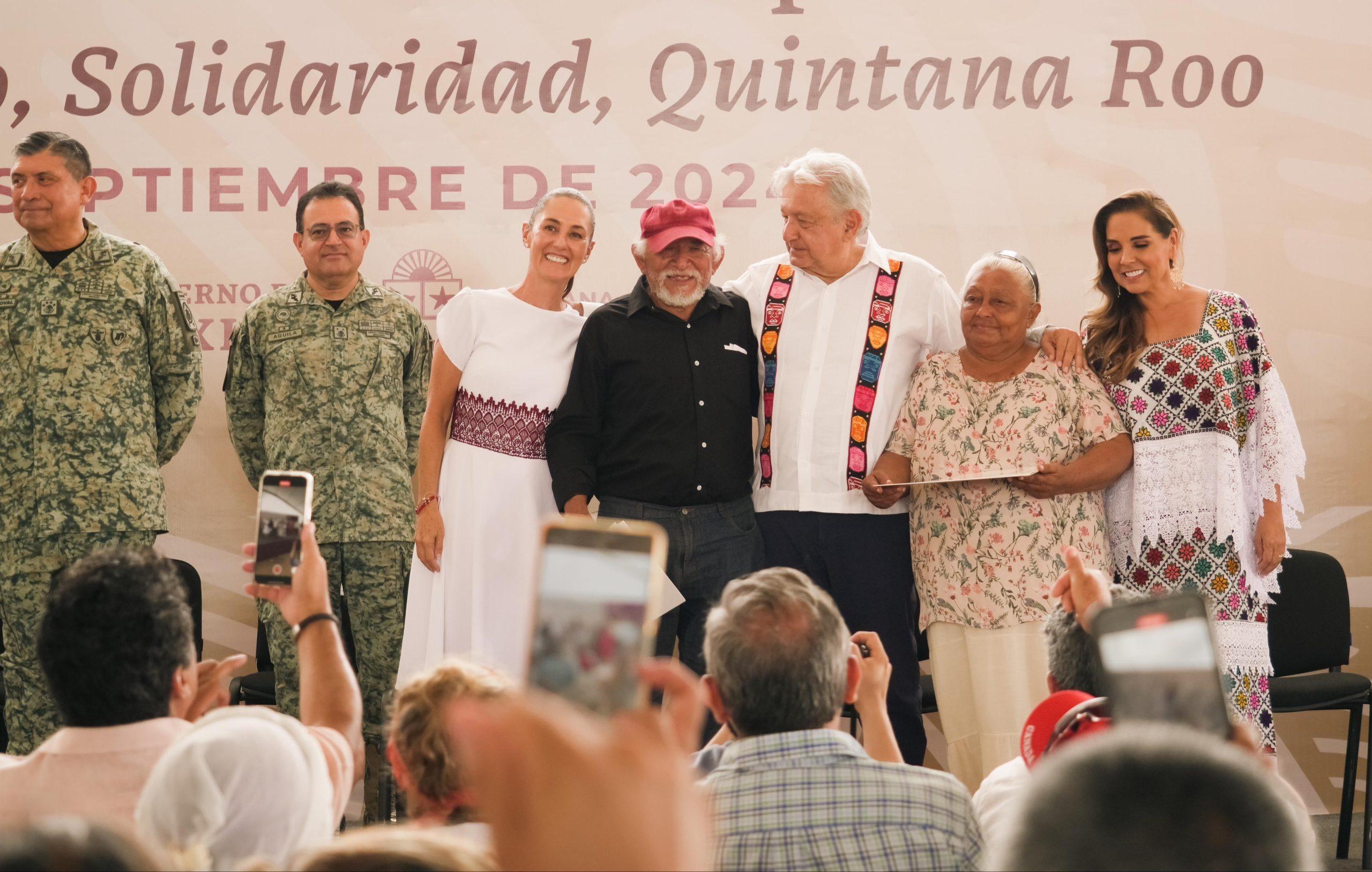 Entrega de Escrituras a Familias de la Colonia Colosio en Solidaridad, Q. Roo. El presidente Andrés Manuel López Obrador encabezó la entrega de las primeras 1,600 escrituras a familias de la colonia Colosio, un acto que marca el cumplimiento de un importante com