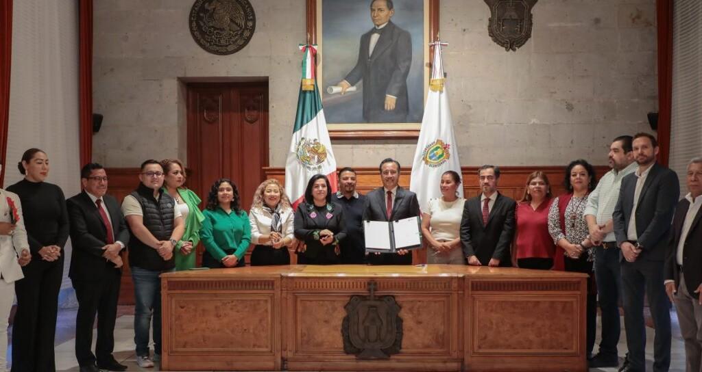 Firma Cuitláhuac García decreto que reforma al Poder Judicial; Veracruz. El titular del Poder Ejecutivo de Veracruz, Cuitláhuac García Jiménez, firmó el decreto que reforma, adiciona y deroga div