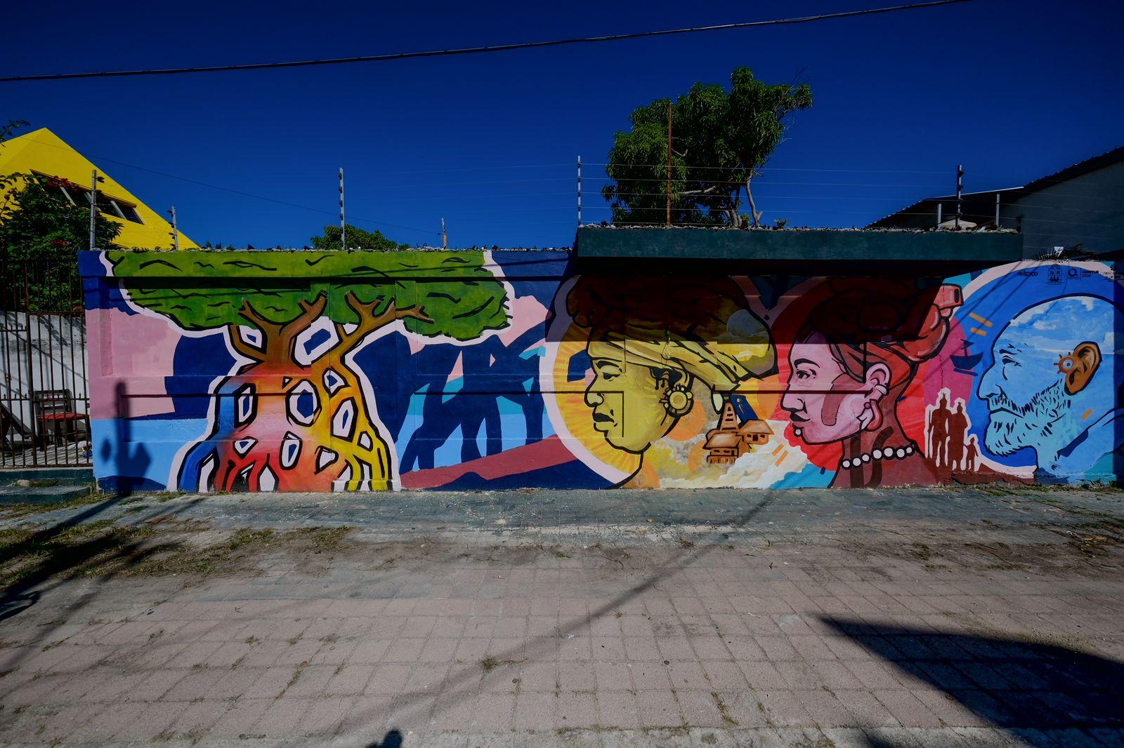 Lezama presenta los 17 murales