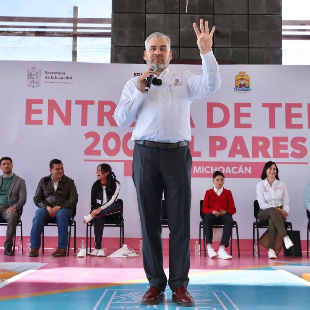 Laptops para mil 200 estudiantes