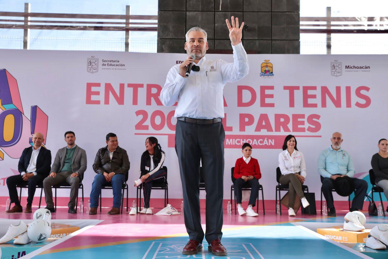 Laptops para mil 200 estudiantes