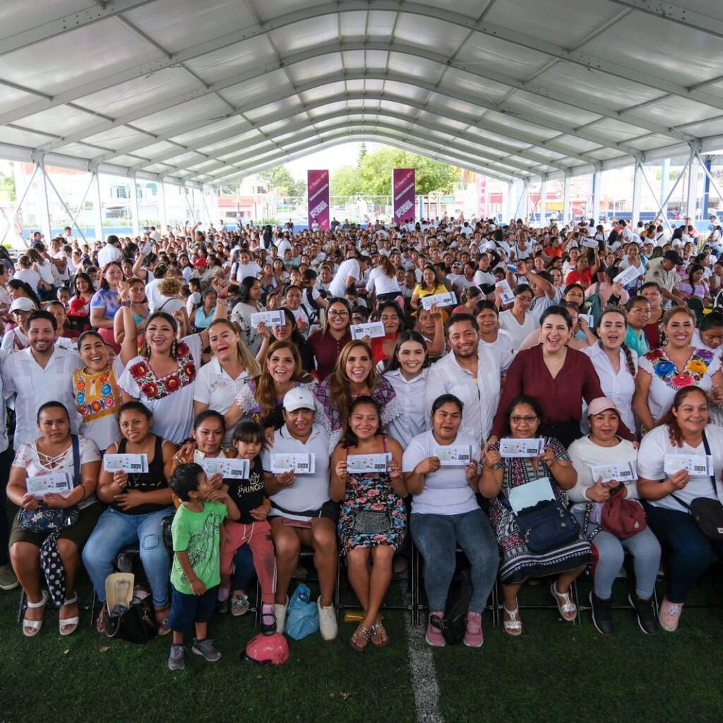 Entrega de más de mil 200 tarjetas Mujer es Poder en Quintana Roo. Al entregar tarjetas del programa Mujer es Poder a alrededor de mil 200