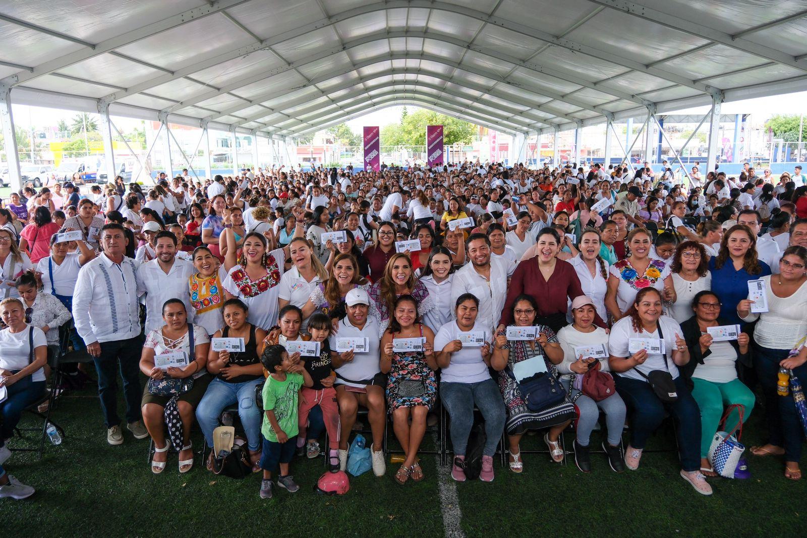 Entrega de más de mil 200 tarjetas Mujer es Poder en Quintana Roo. Al entregar tarjetas del programa Mujer es Poder a alrededor de mil 200