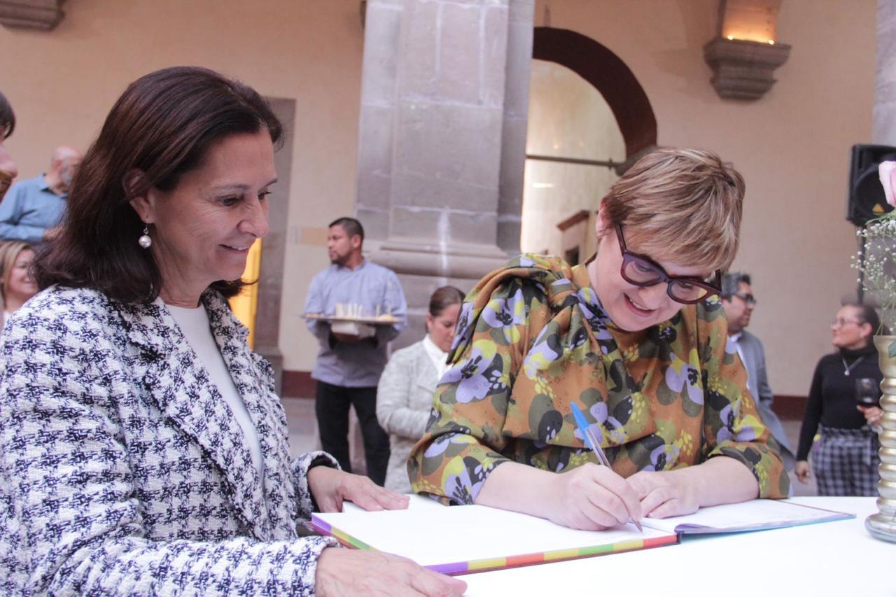 México y Eslovaquia se unen a través del arte en el CEART. La secretaria de Cultura del estado, Marcela Herbert Pesquera,