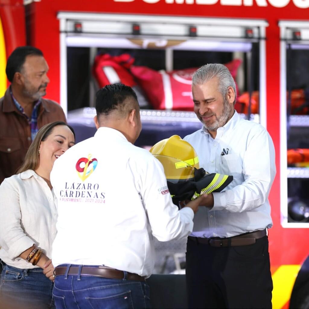 Entrega de equipamiento para bomberos por más 142 mdp en Michoacán. El gobernador Alfredo Ramírez Bedolla realizó una entrega histórica de equipamiento