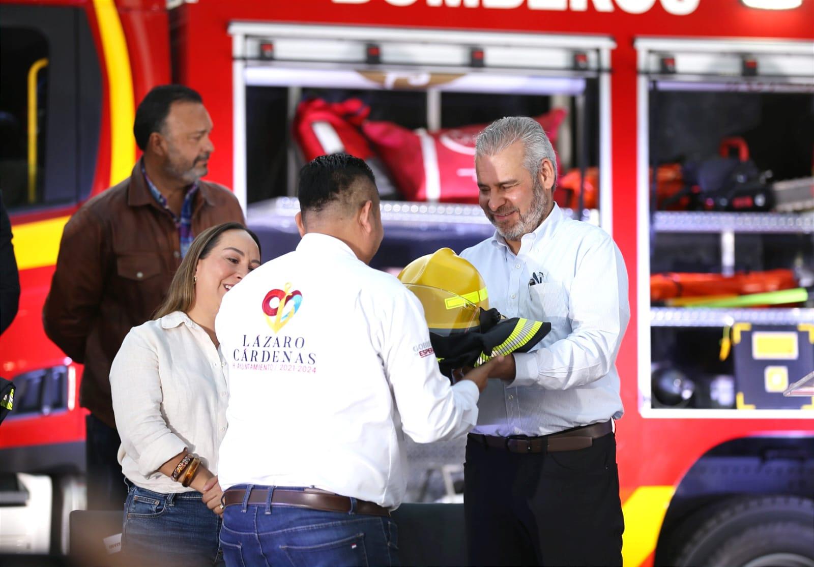 Entrega de equipamiento para bomberos por más 142 mdp en Michoacán. El gobernador Alfredo Ramírez Bedolla realizó una entrega histórica de equipamiento