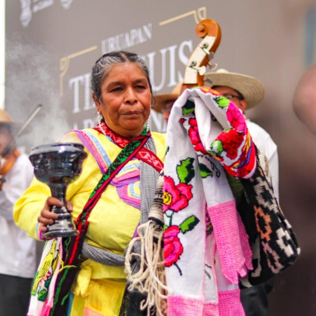 En Cresencio Morales se borda y se teje la vestimenta mazahua. En la comunidad de Cresencio Morales, municipio de Zitácuaro, se borda y se teje la vestimenta mazahua. La portadora d