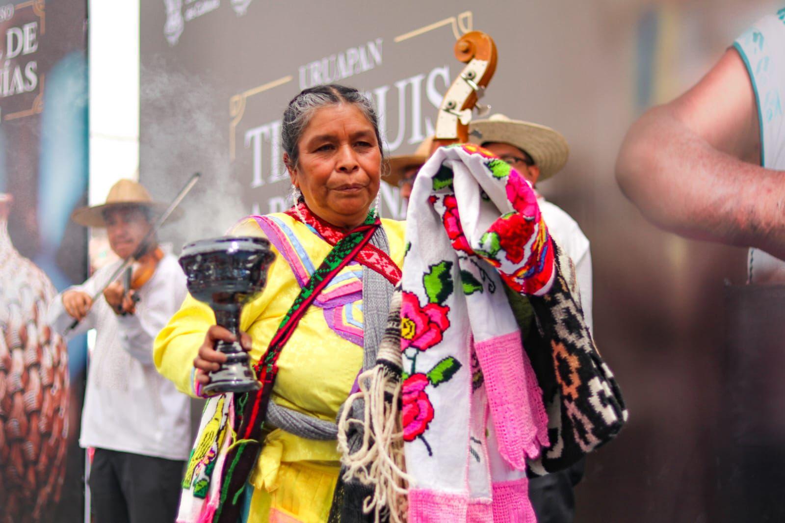 En Cresencio Morales se borda y se teje la vestimenta mazahua. En la comunidad de Cresencio Morales, municipio de Zitácuaro, se borda y se teje la vestimenta mazahua. La portadora d