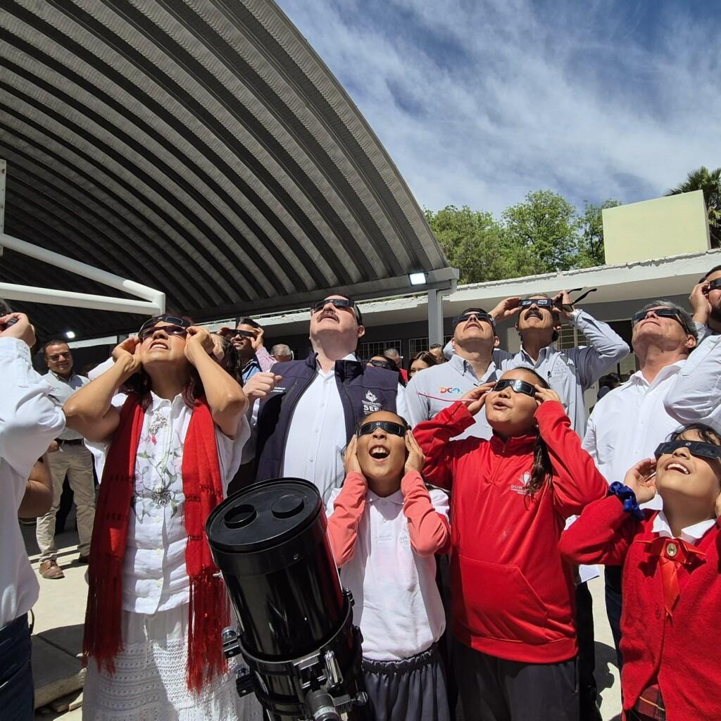 Titular de la SEP con niños y personal educativo de Durango observan eclipse total de Sol. La secretaria de Educación Pública visitó la escuela primaria “Guadalupe Victoria”, en el municipio de Nazas, Durango, para acompaña