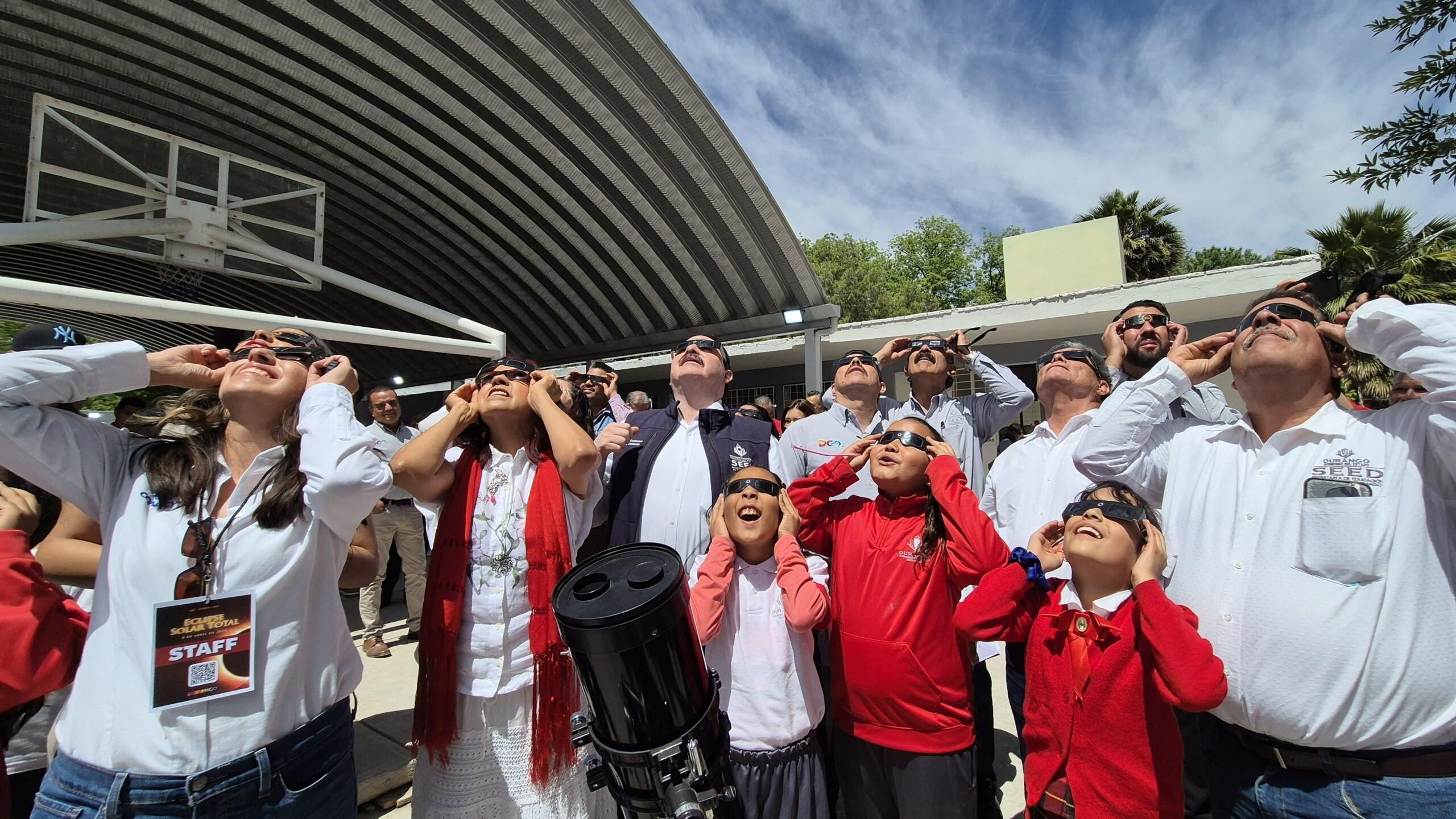 Titular de la SEP con niños y personal educativo de Durango observan eclipse total de Sol. La secretaria de Educación Pública visitó la escuela primaria “Guadalupe Victoria”, en el municipio de Nazas, Durango, para acompaña