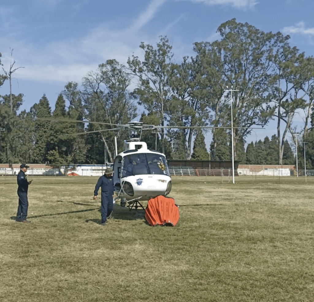 Con helicóptero se combate incendio forestal en Chilchota. Brigadas de la Comisión Forestal de Michoacán (Cofom), Com