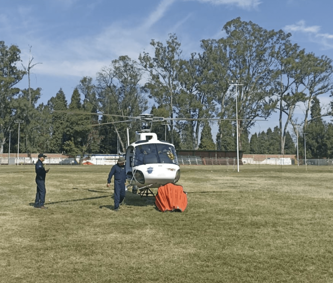 Con helicóptero se combate incendio forestal en Chilchota. Brigadas de la Comisión Forestal de Michoacán (Cofom), Com