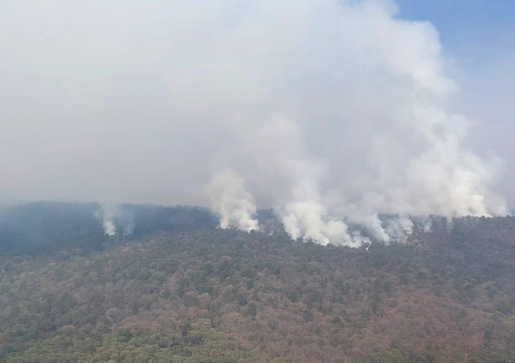 Controlado un 60 % el incendio forestal en Pátzcuaro y Salvador Escalante. Con el apoyo del helicóptero con helibalde de la Dirección de Servicios Aéreos