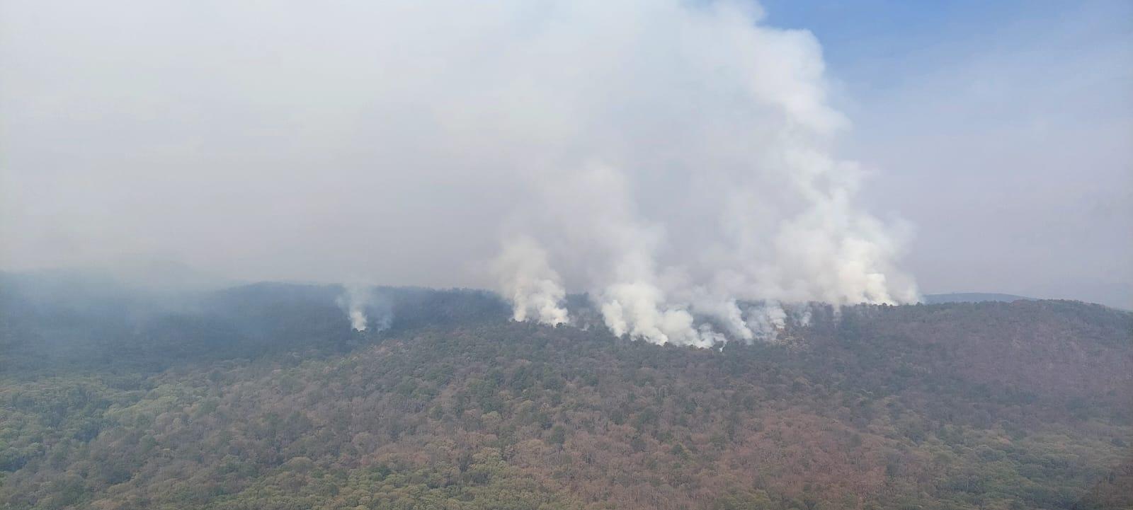 Controlado un 60 % el incendio forestal en Pátzcuaro y Salvador Escalante. Con el apoyo del helicóptero con helibalde de la Dirección de Servicios Aéreos