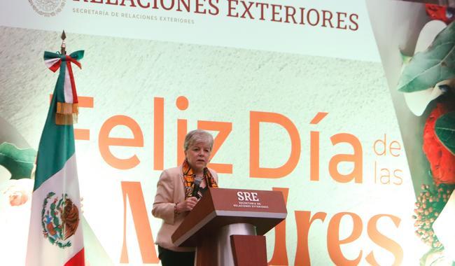 SRE conmemora el Día de las Madres con funcionarias de la Cancillería. La secretaria de Relaciones Exteriores, Alicia Bárcena Ibarra, reconoció la de