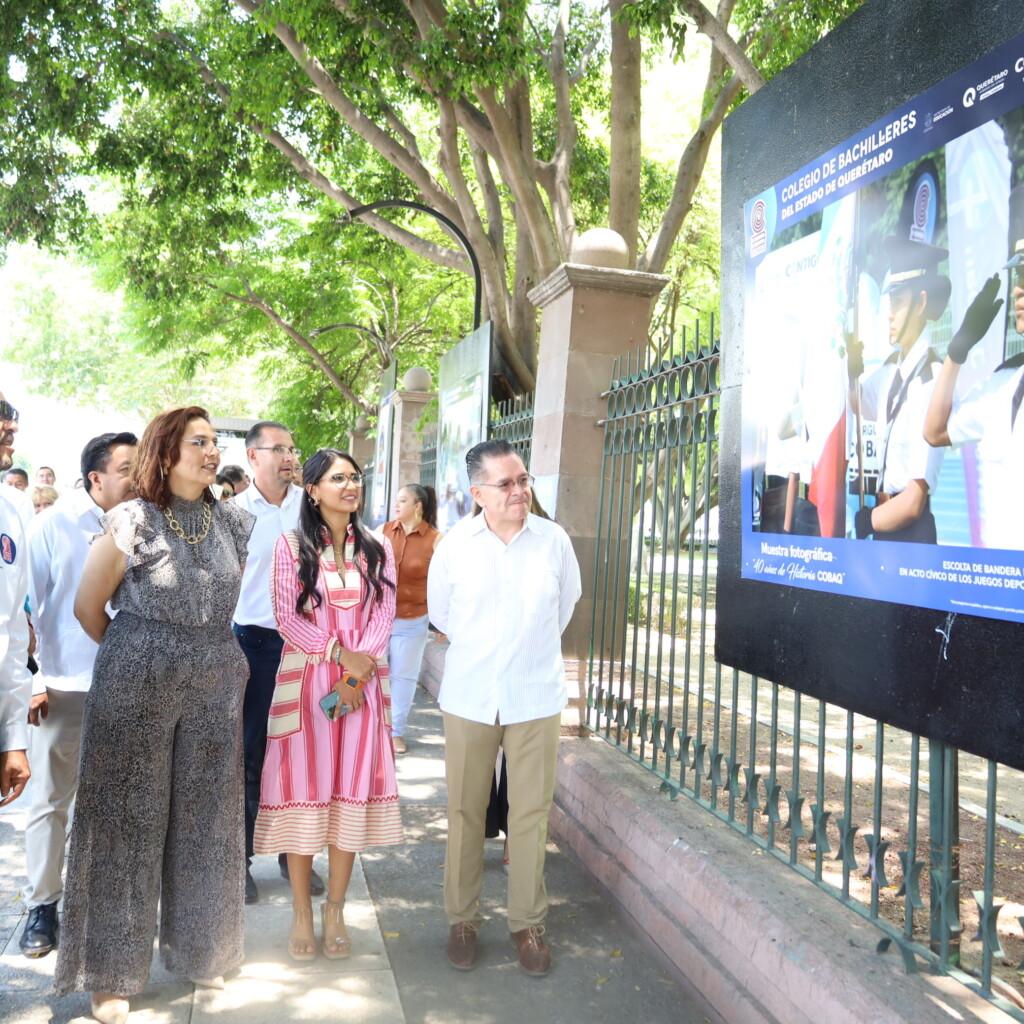 Inauguración de Muestra Fotográfica por 40 Años del COBAQ. La titular de la Secretaría, Martha Elena Soto Obregón, y el director general del Colegio de Bachilleres del