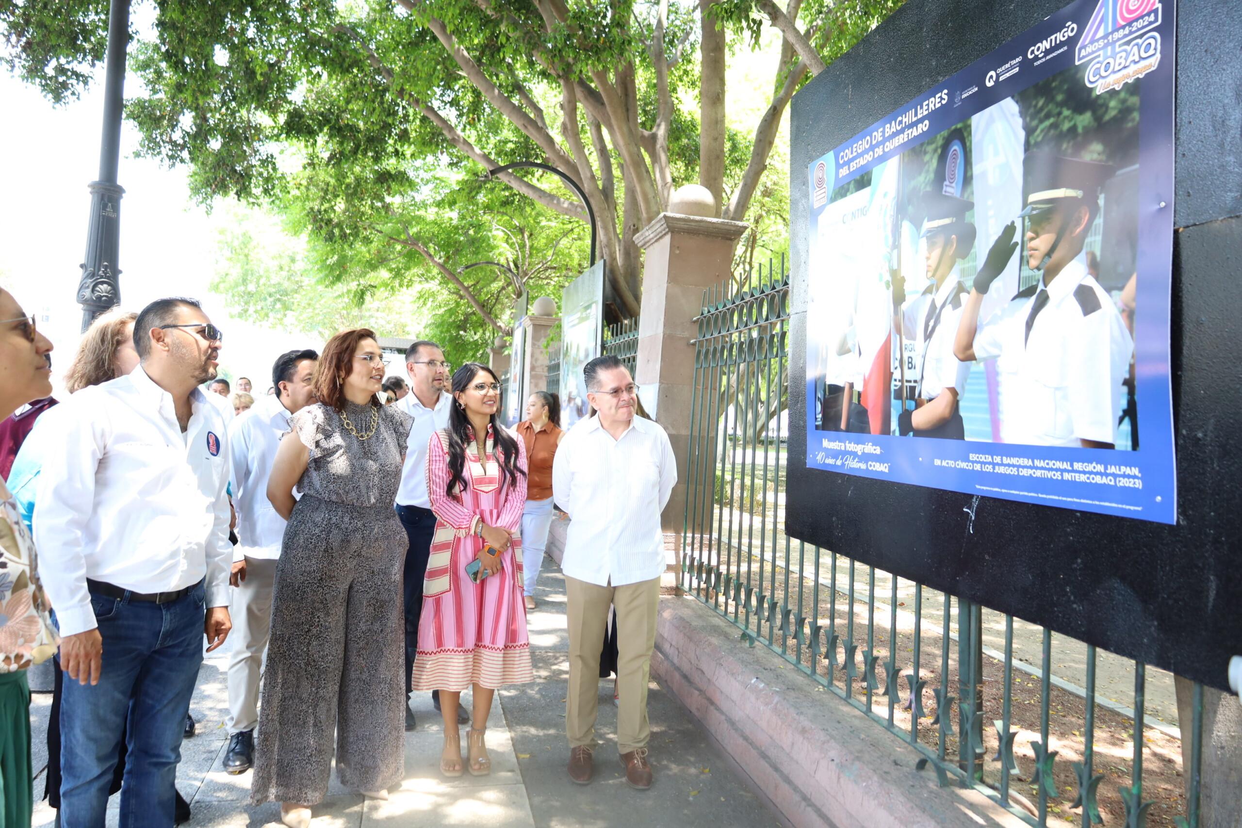 Inauguración de Muestra Fotográfica por 40 Años del COBAQ. La titular de la Secretaría, Martha Elena Soto Obregón, y el director general del Colegio de Bachilleres del