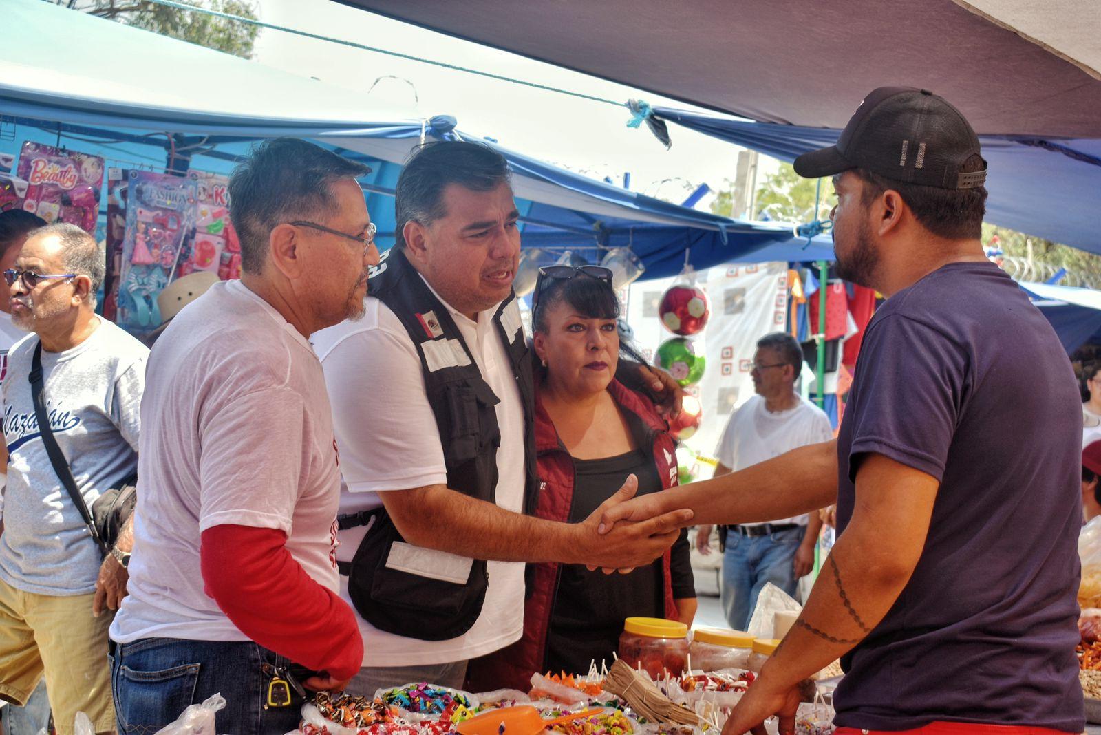 Juan Alvarado promete igualdad de condiciones para el comercio en San Juan del Río durante su visita al Tianguis de Las Garzas