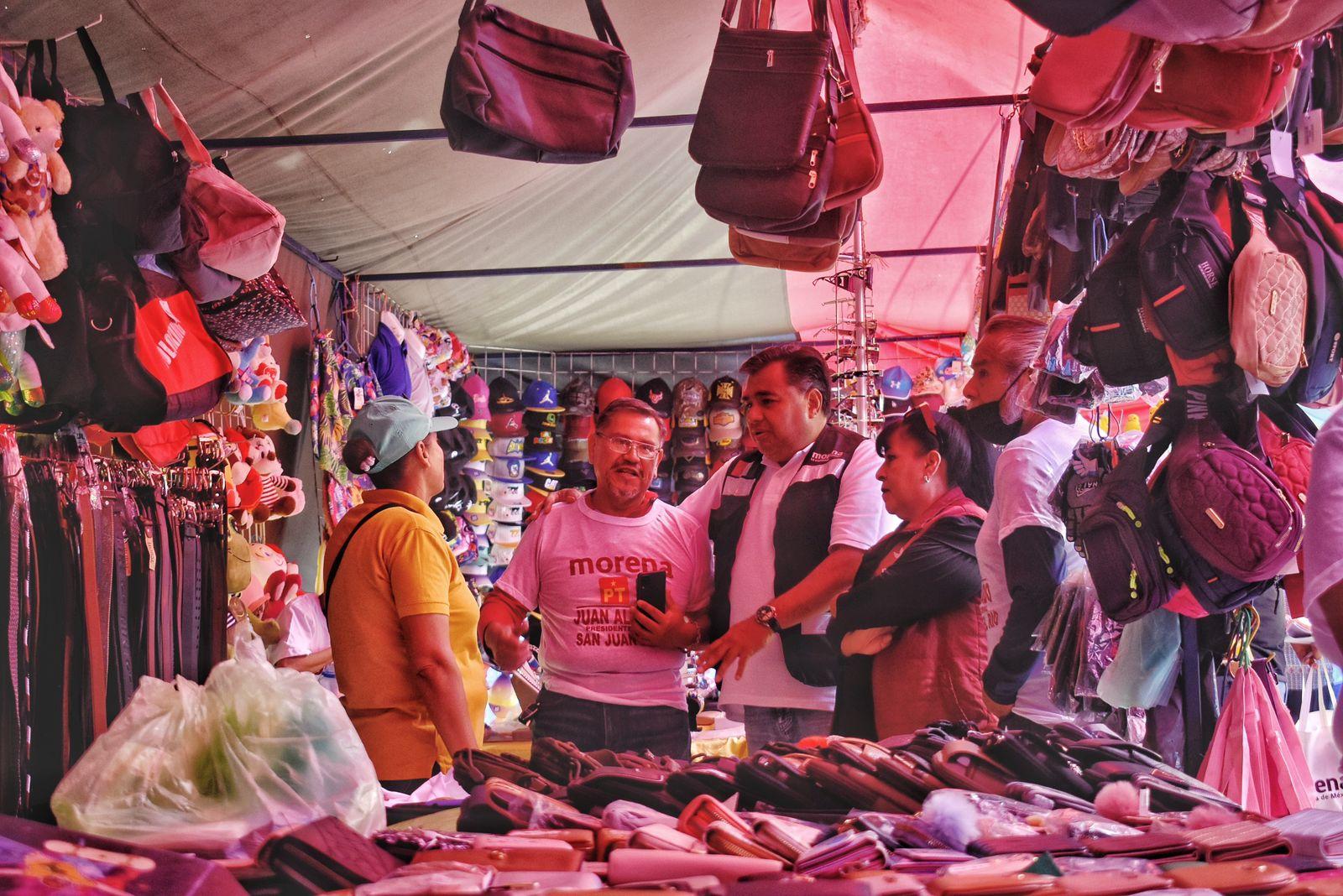 Juan Alvarado promete igualdad de condiciones para el comercio en San Juan del Río durante su visita al Tianguis de Las Garzas