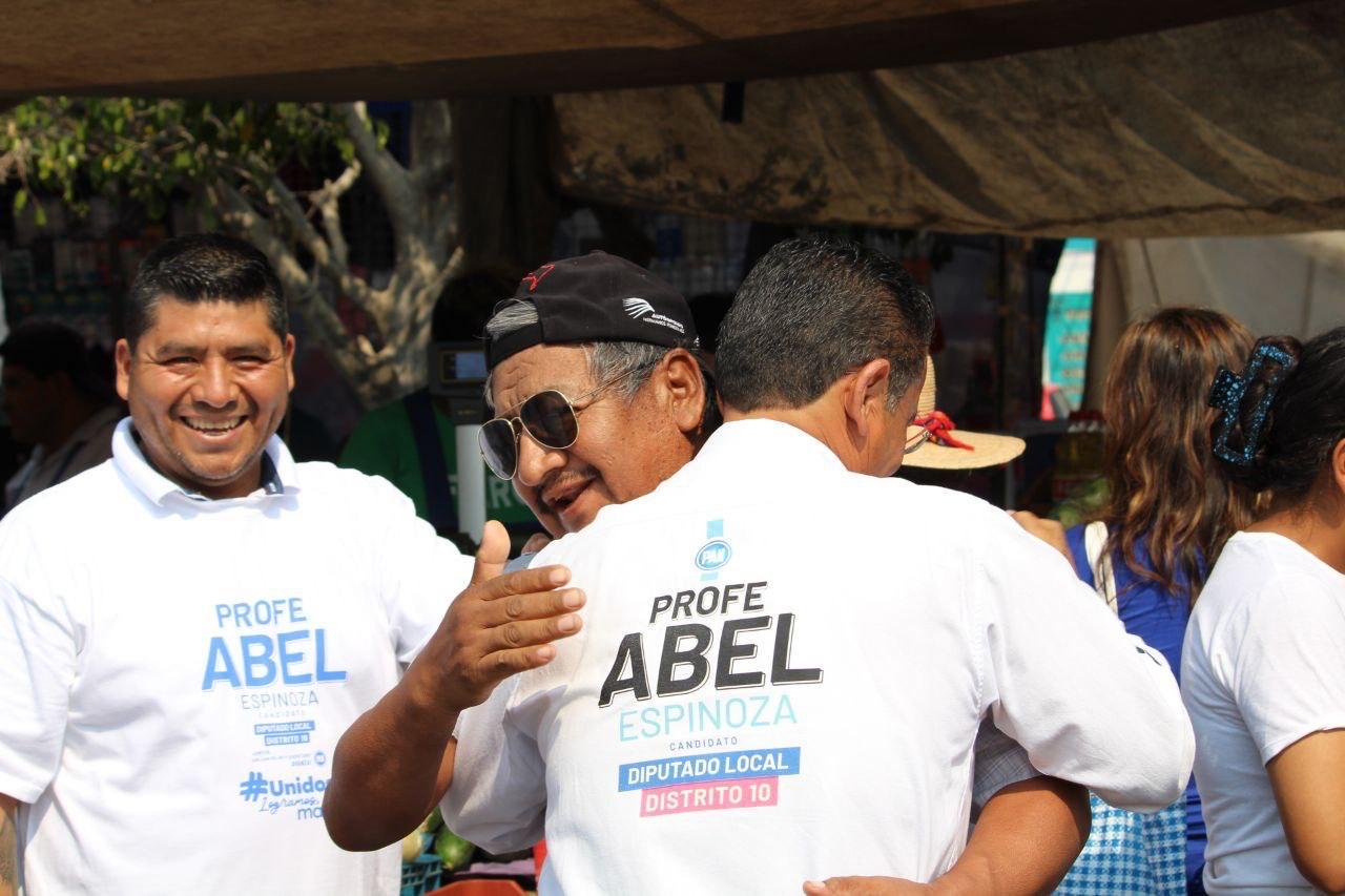 Buscará Abel Espinoza apoyar la economía familiar en San Juan. Durante el recorrido que realizó por el tianguis y el mercado Juárez, Abel